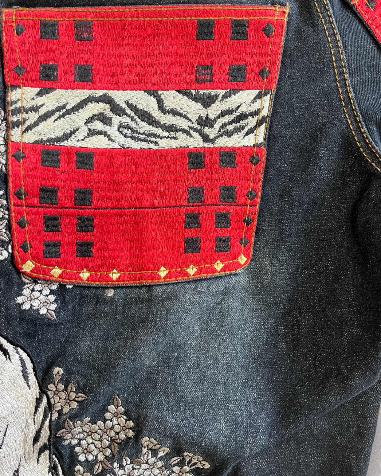 Japanese white tiger and pattern embroidery vintage jeans