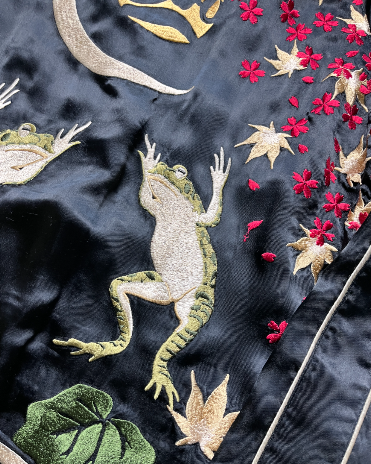 Ultra-Rare Reversible Sukajan: Popular Frog Design Jacket