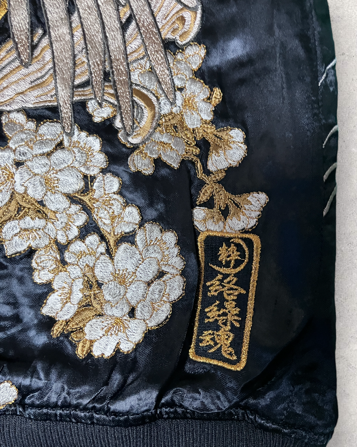 Gorgeous embroidery KARAKURI-TAMASHII iki Rayon Satin Reversible Skajan Japanese Pattern Tiger Dragon Phenix | Spring/Autumn | Vintage