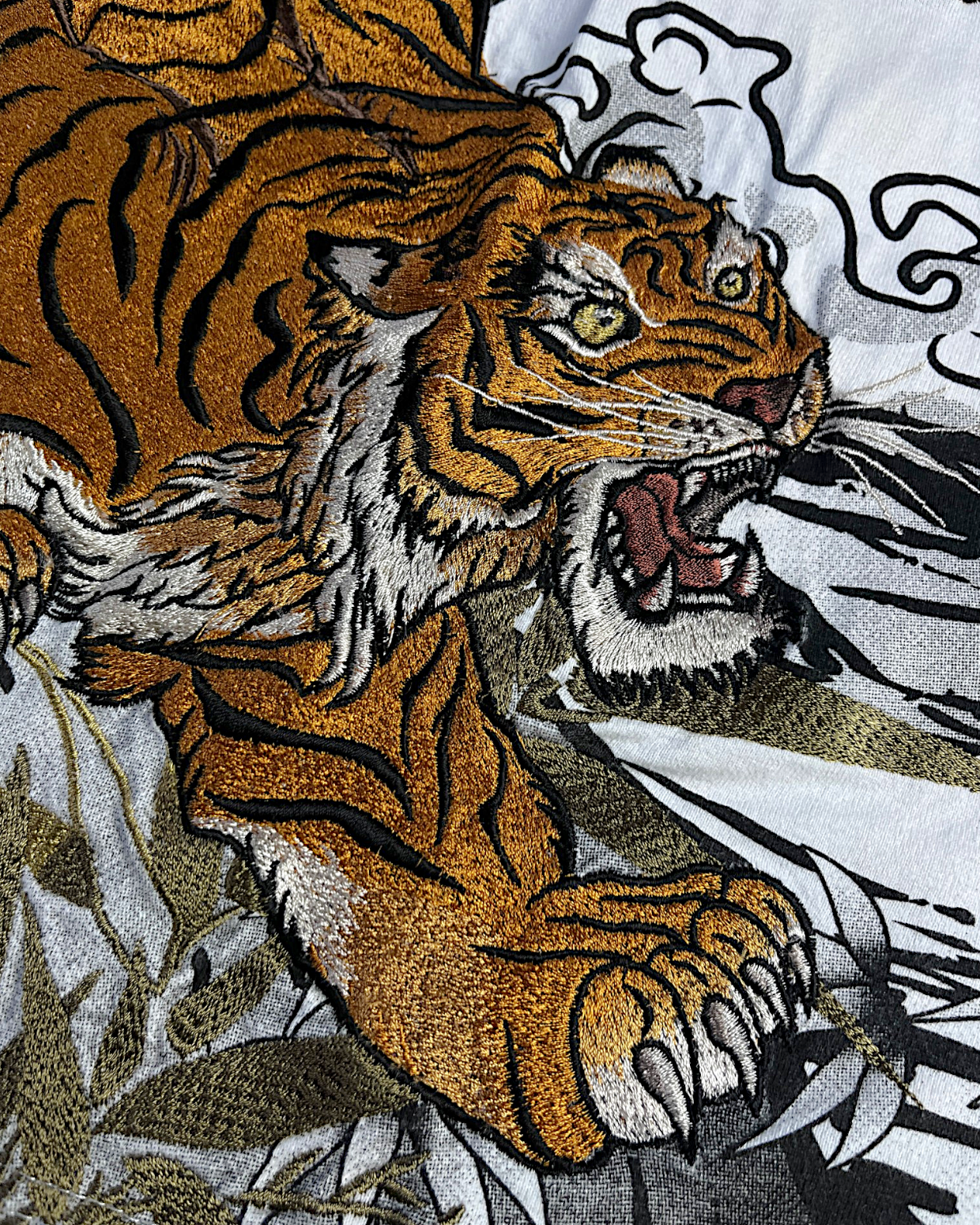 【XL】Karakuri Tamashii Embroidered Dragon & Tiger T-Shirt XL – Rare Japanese Wagara Tee