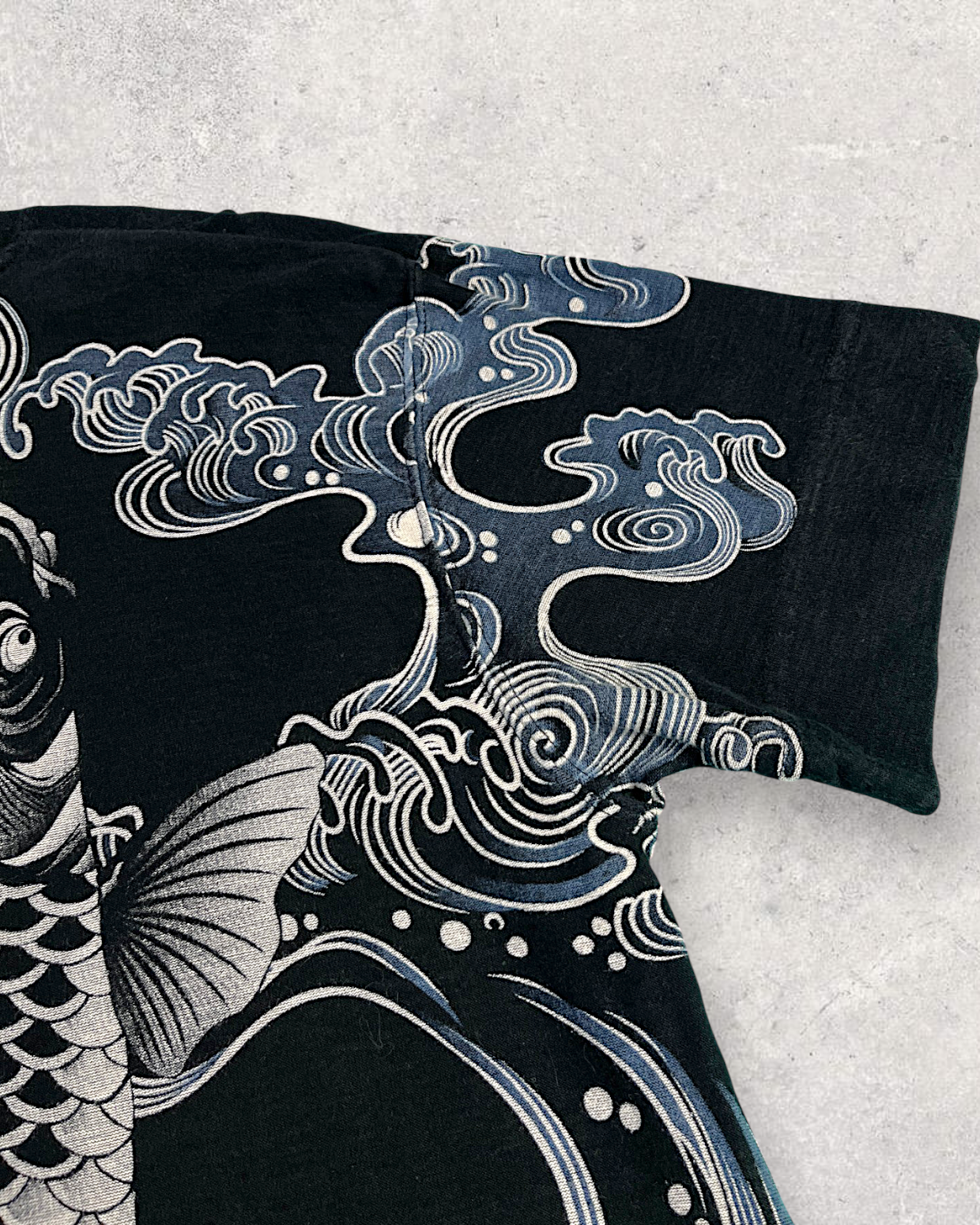 【M】Japanese Koi Wagara T-Shirt M – Black Koi Fish Graphic Tee with Traditional Wave Design