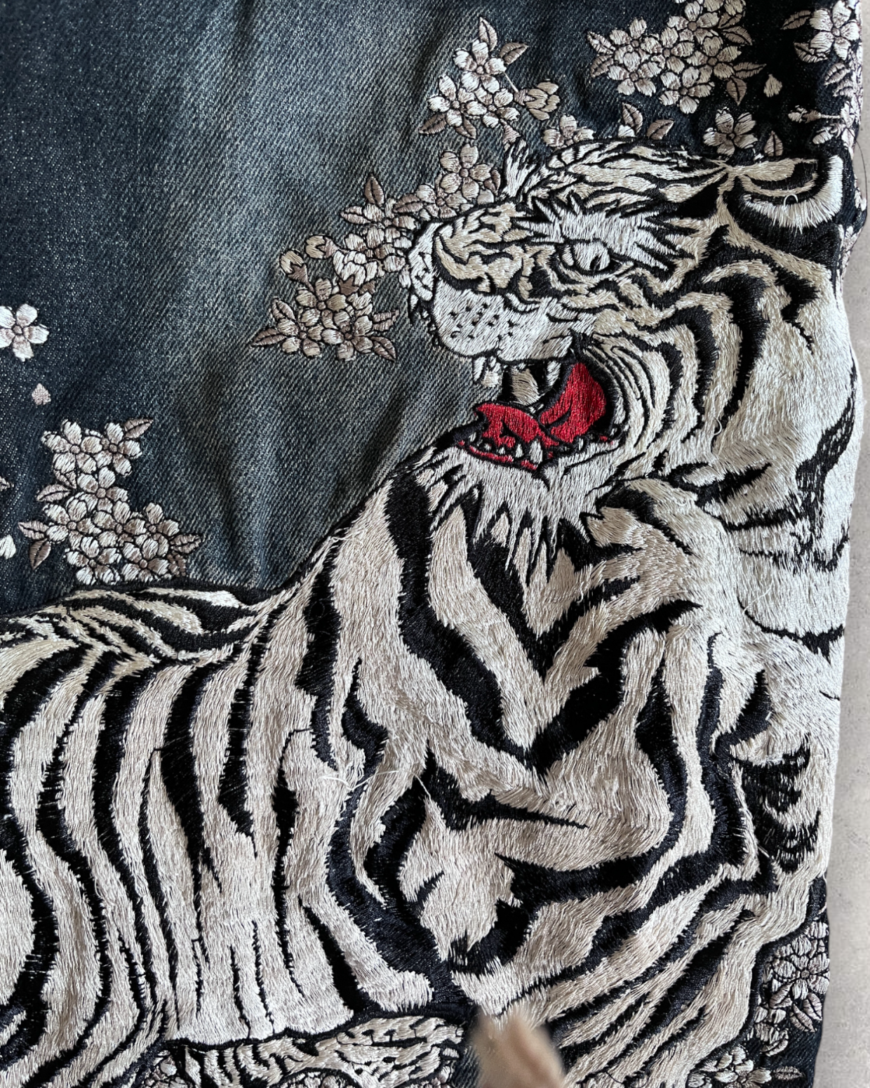 Japanese white tiger and pattern embroidery vintage jeans