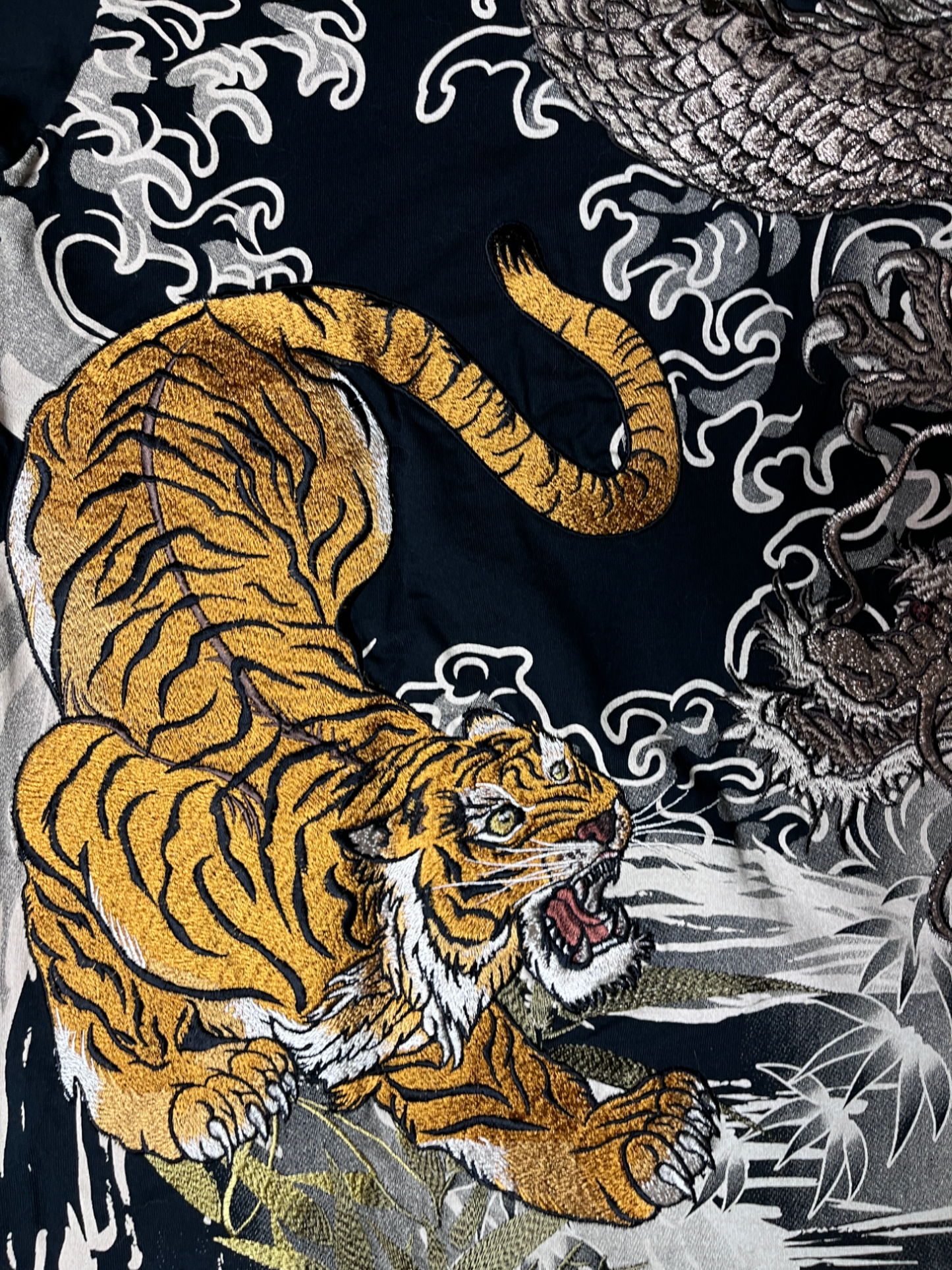 [Rare] KARAKURI-TAMASHII IKI Dragon and Tiger Embroidery Vintage T-shirt XL Large size