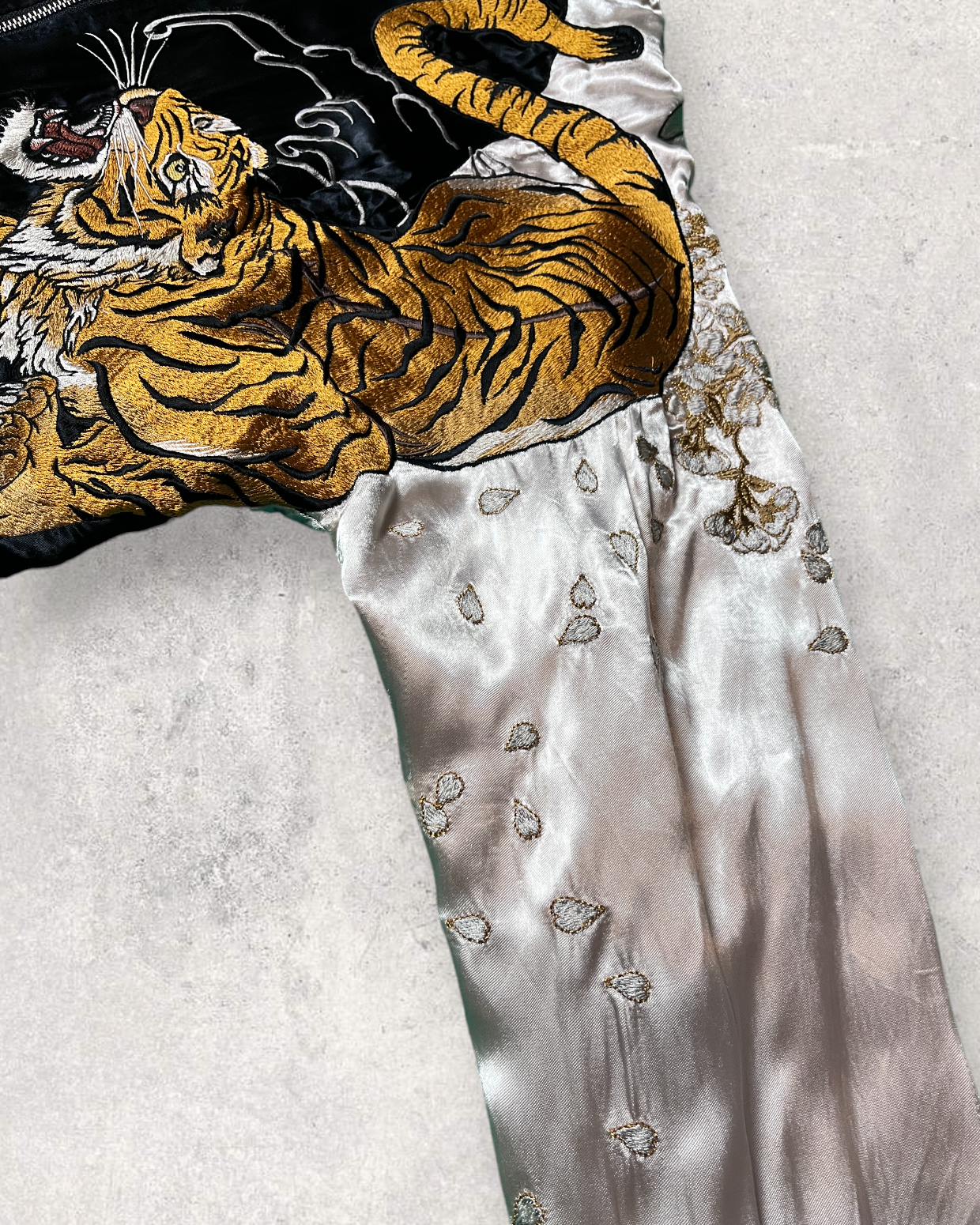 Gorgeous embroidery KARAKURI-TAMASHII iki Rayon Satin Reversible Skajan Japanese Pattern Tiger Dragon Phenix | Spring/Autumn | Vintage