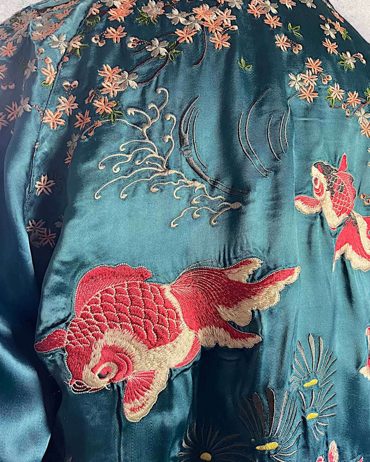 [M] [Blue] Reversible sukajan with austere cherry blossoms and goldfish