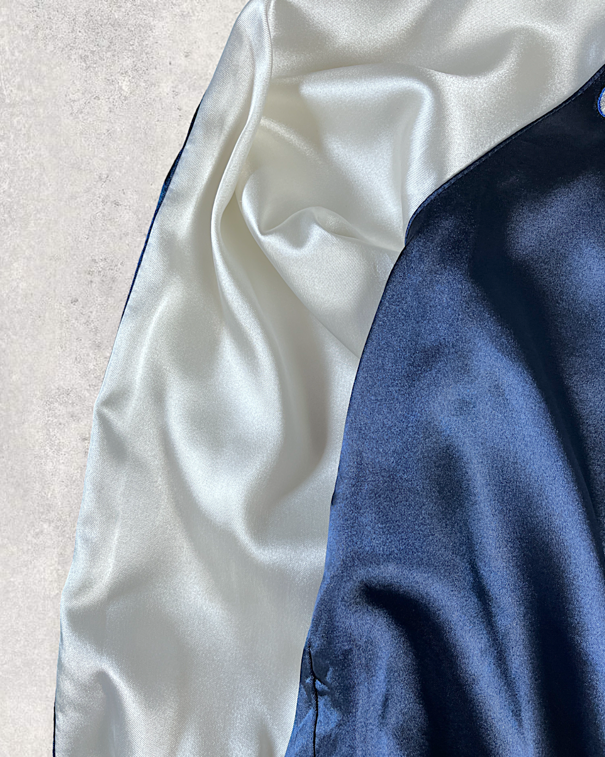 [M] Nice navy blue feature bird and distinctive design on the back | Vintage jacket