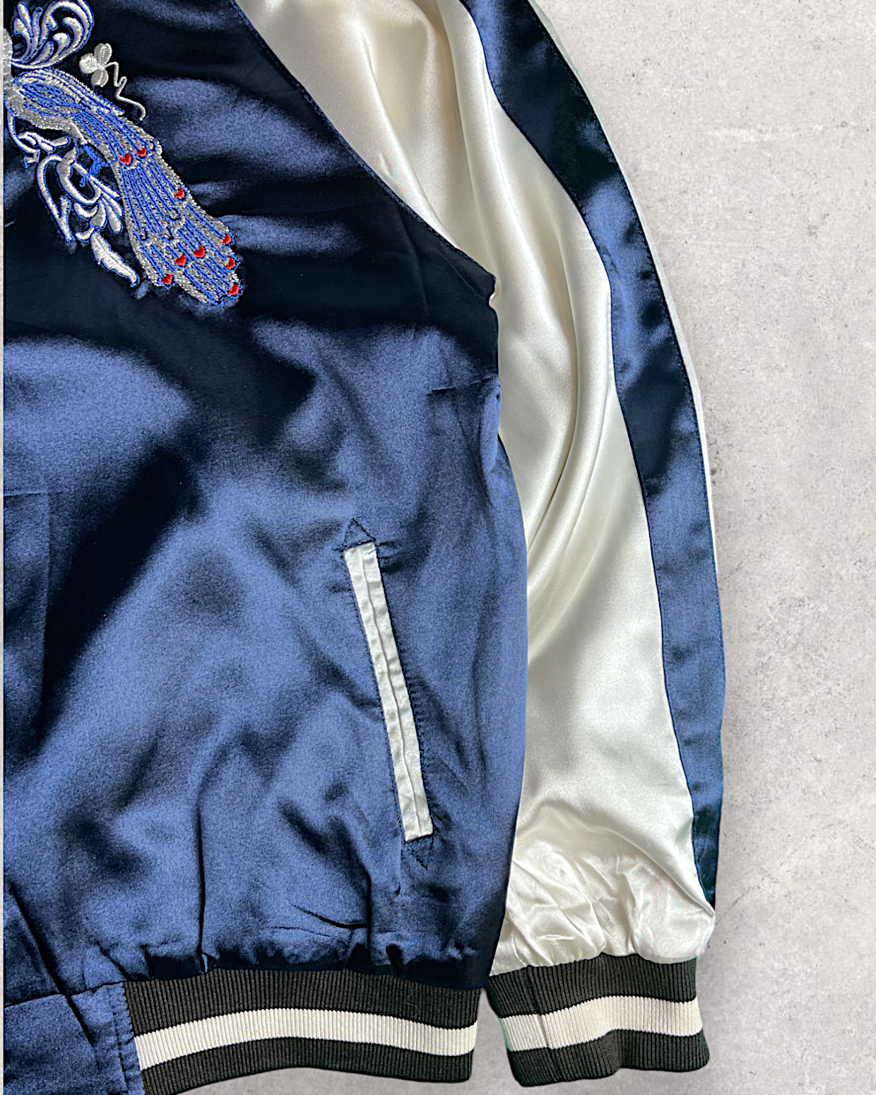 [M] Nice navy blue feature bird and distinctive design on the back | Vintage jacket