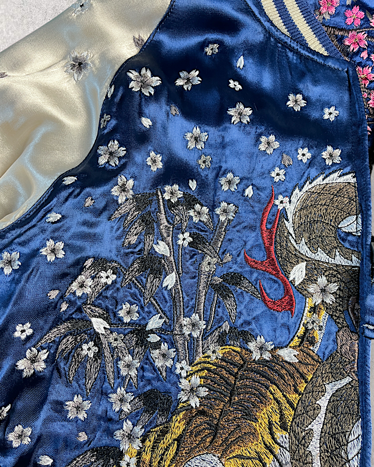【XL】Miyabi Musubi Reversible Sukajan XL – Dragon, Tiger & Koi Embroidered Japanese Satin Jacket