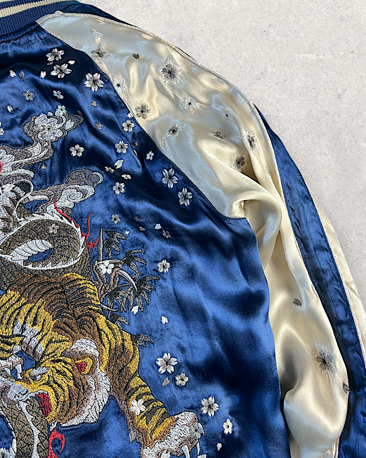 【XL】Miyabi Musubi Reversible Sukajan XL – Dragon, Tiger & Koi Embroidered Japanese Satin Jacket