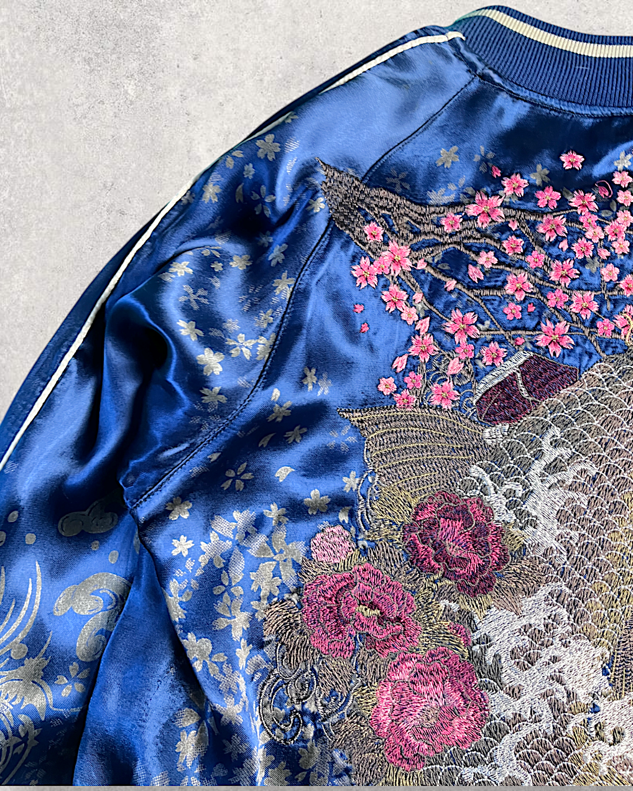 【XL】Miyabi Musubi Reversible Sukajan XL – Dragon, Tiger & Koi Embroidered Japanese Satin Jacket