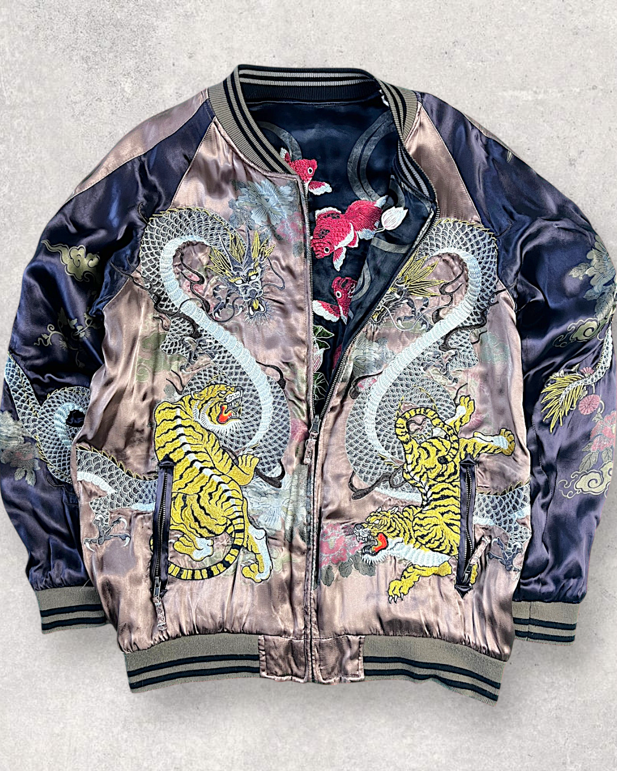 【XXL】 Miyabi Musubi Reversible Sukajan – Dragon & Tiger / Goldfish & Lotus Embroidery Souvenir Jacket