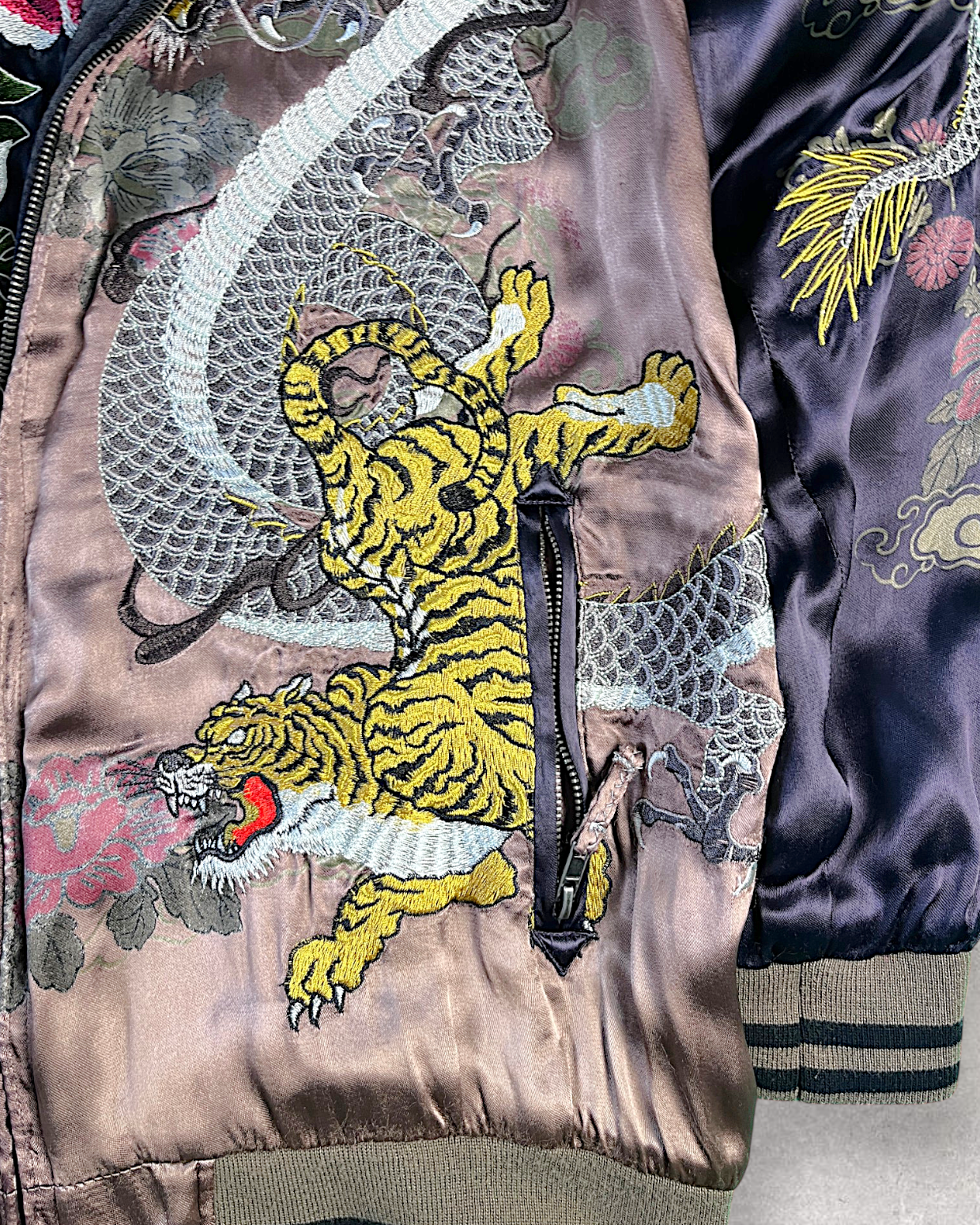 【XXL】 Miyabi Musubi Reversible Sukajan – Dragon & Tiger / Goldfish & Lotus Embroidery Souvenir Jacket