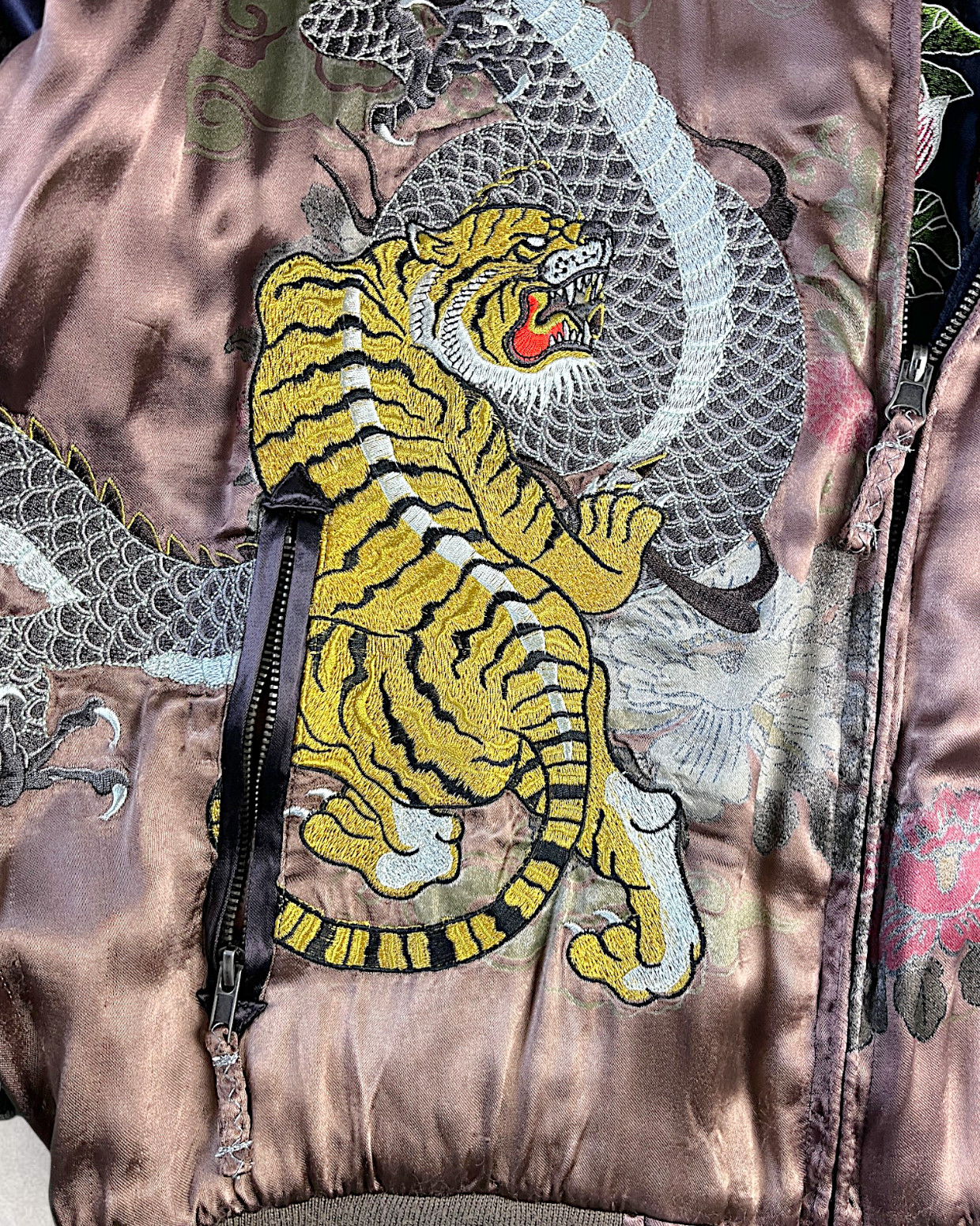 【XXL】 Miyabi Musubi Reversible Sukajan – Dragon & Tiger / Goldfish & Lotus Embroidery Souvenir Jacket