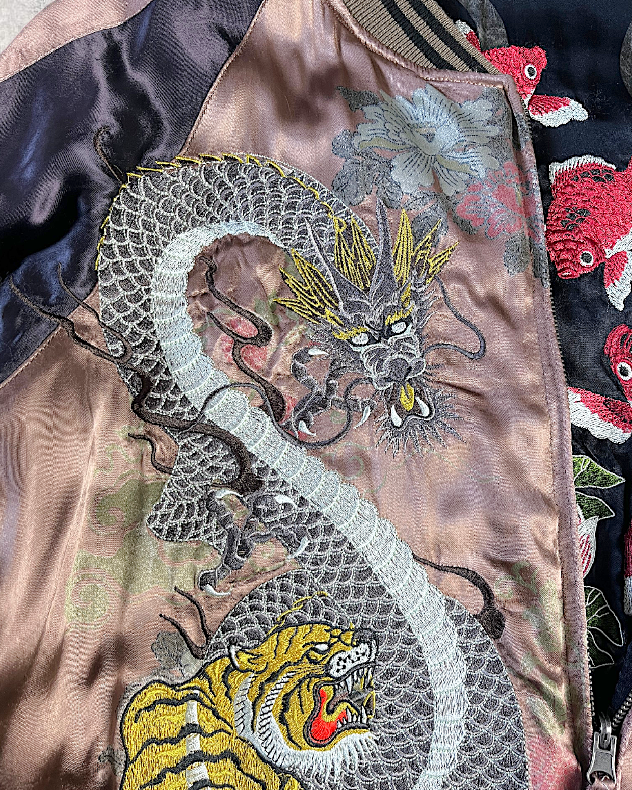 【XXL】 Miyabi Musubi Reversible Sukajan – Dragon & Tiger / Goldfish & Lotus Embroidery Souvenir Jacket