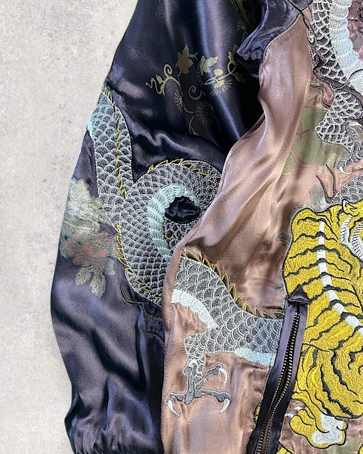 【XXL】 Miyabi Musubi Reversible Sukajan – Dragon & Tiger / Goldfish & Lotus Embroidery Souvenir Jacket