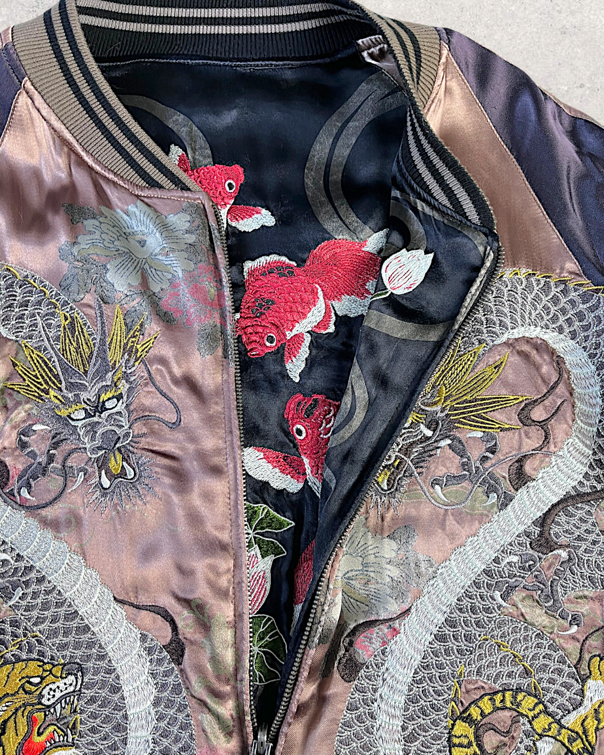 【XXL】 Miyabi Musubi Reversible Sukajan – Dragon & Tiger / Goldfish & Lotus Embroidery Souvenir Jacket