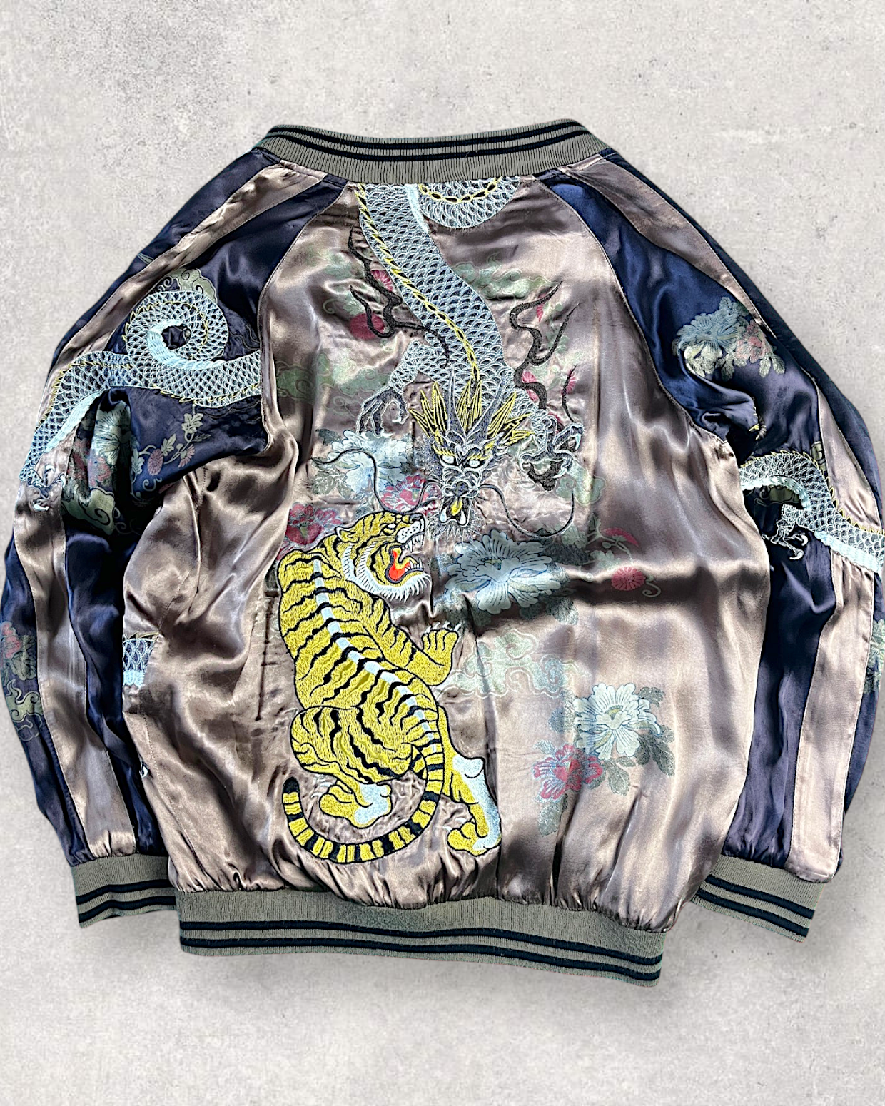 【XXL】 Miyabi Musubi Reversible Sukajan – Dragon & Tiger / Goldfish & Lotus Embroidery Souvenir Jacket