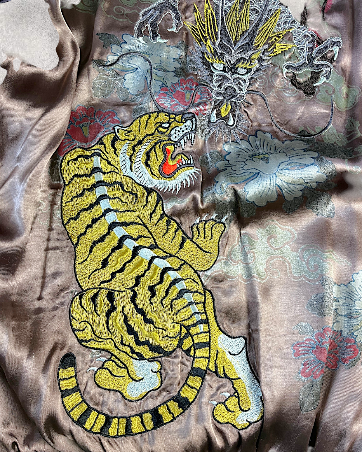 【XXL】 Miyabi Musubi Reversible Sukajan – Dragon & Tiger / Goldfish & Lotus Embroidery Souvenir Jacket