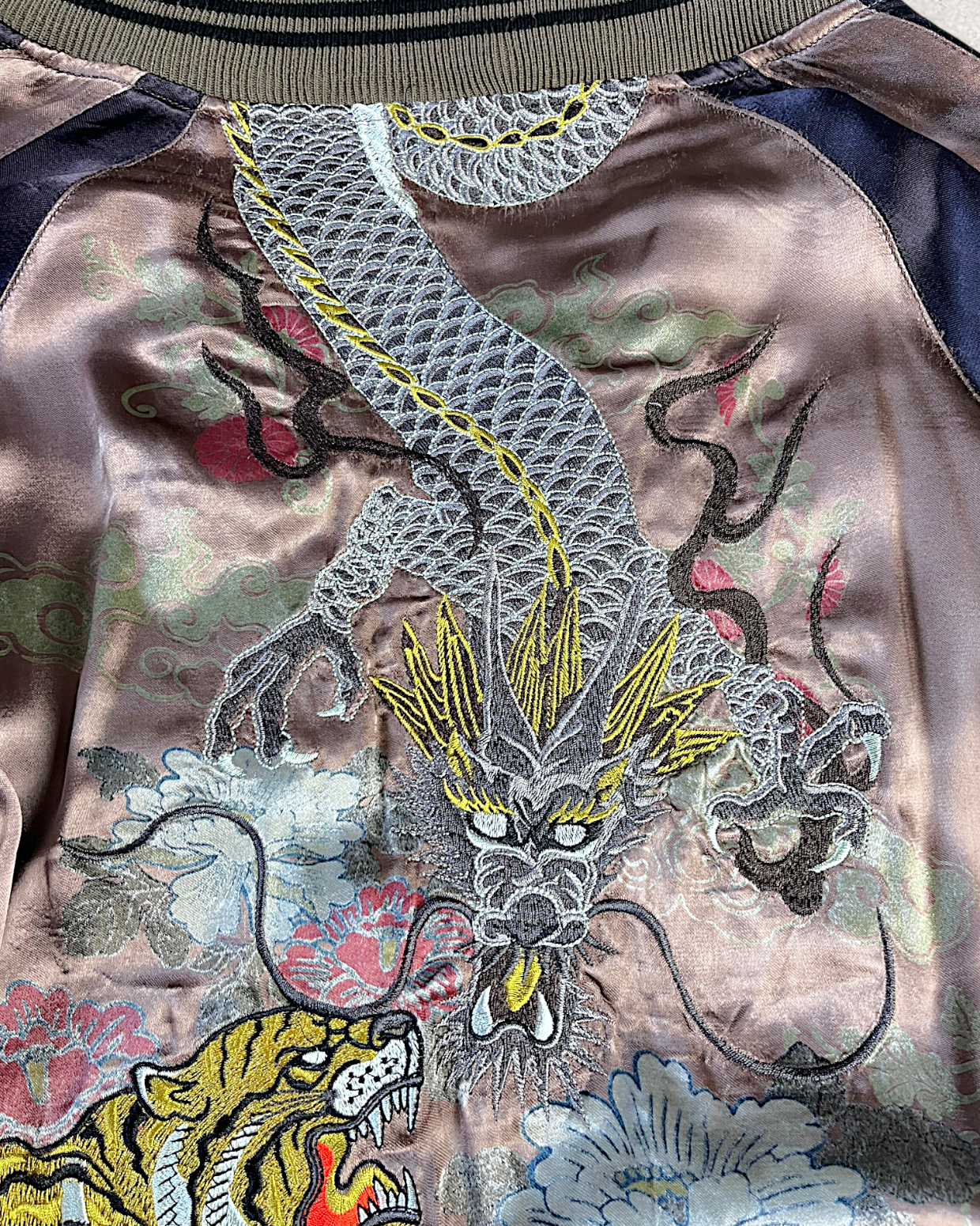 【XXL】 Miyabi Musubi Reversible Sukajan – Dragon & Tiger / Goldfish & Lotus Embroidery Souvenir Jacket