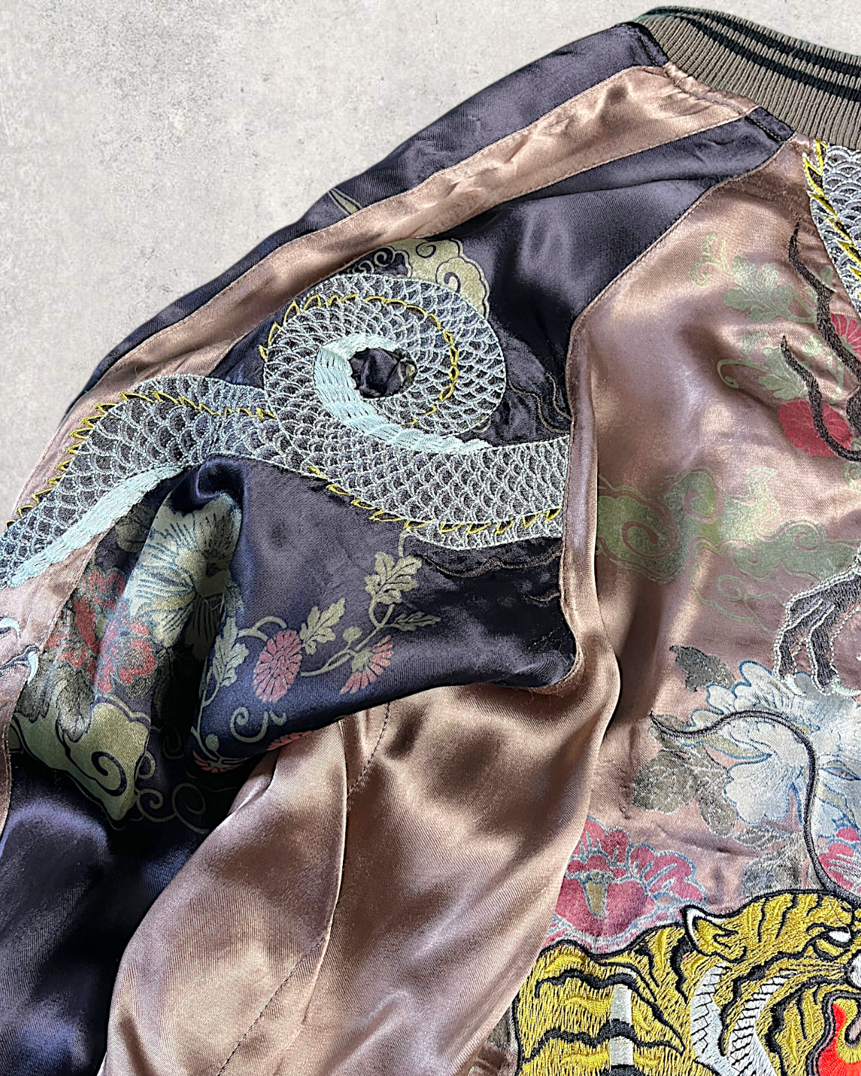 【XXL】 Miyabi Musubi Reversible Sukajan – Dragon & Tiger / Goldfish & Lotus Embroidery Souvenir Jacket