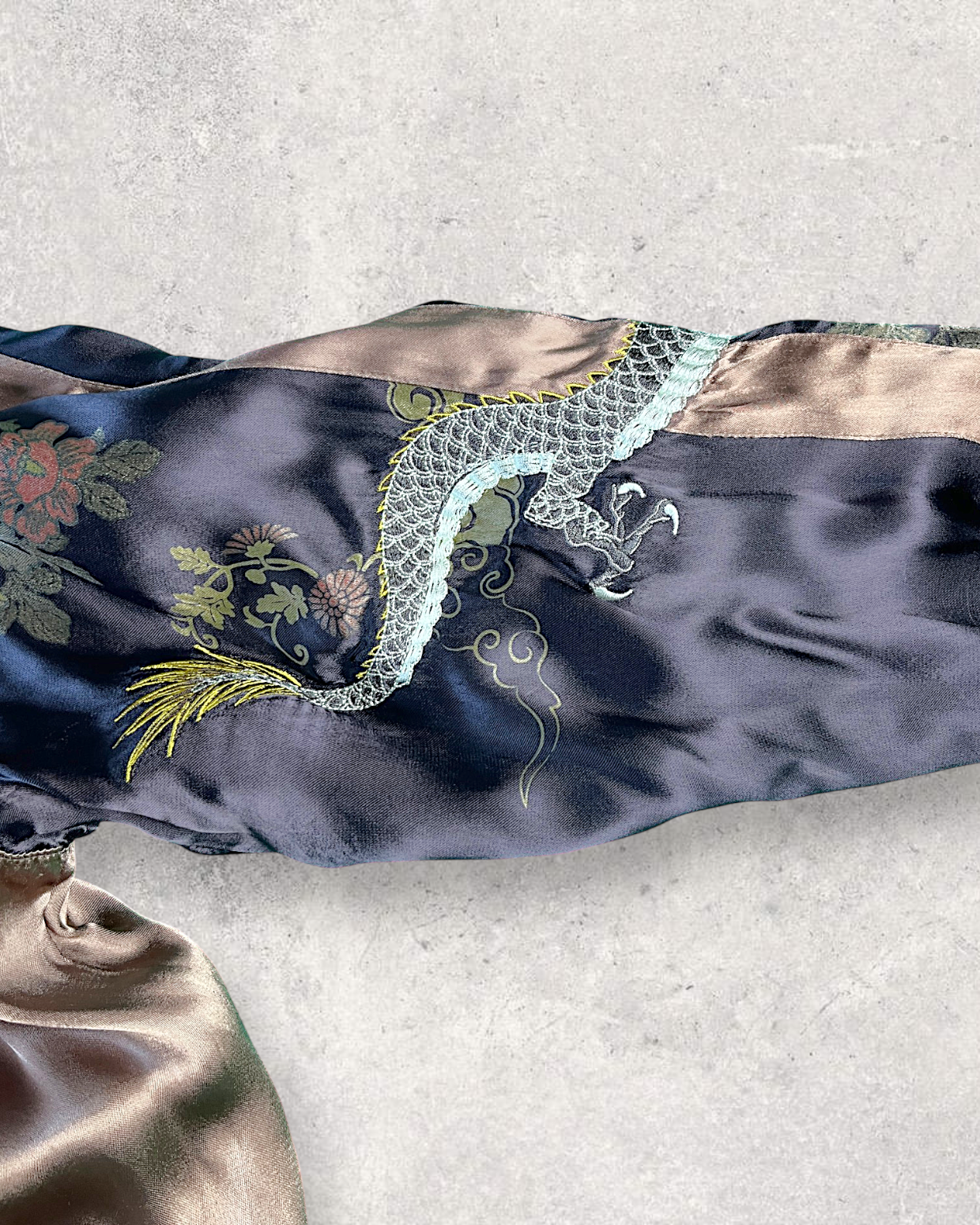 【XXL】 Miyabi Musubi Reversible Sukajan – Dragon & Tiger / Goldfish & Lotus Embroidery Souvenir Jacket