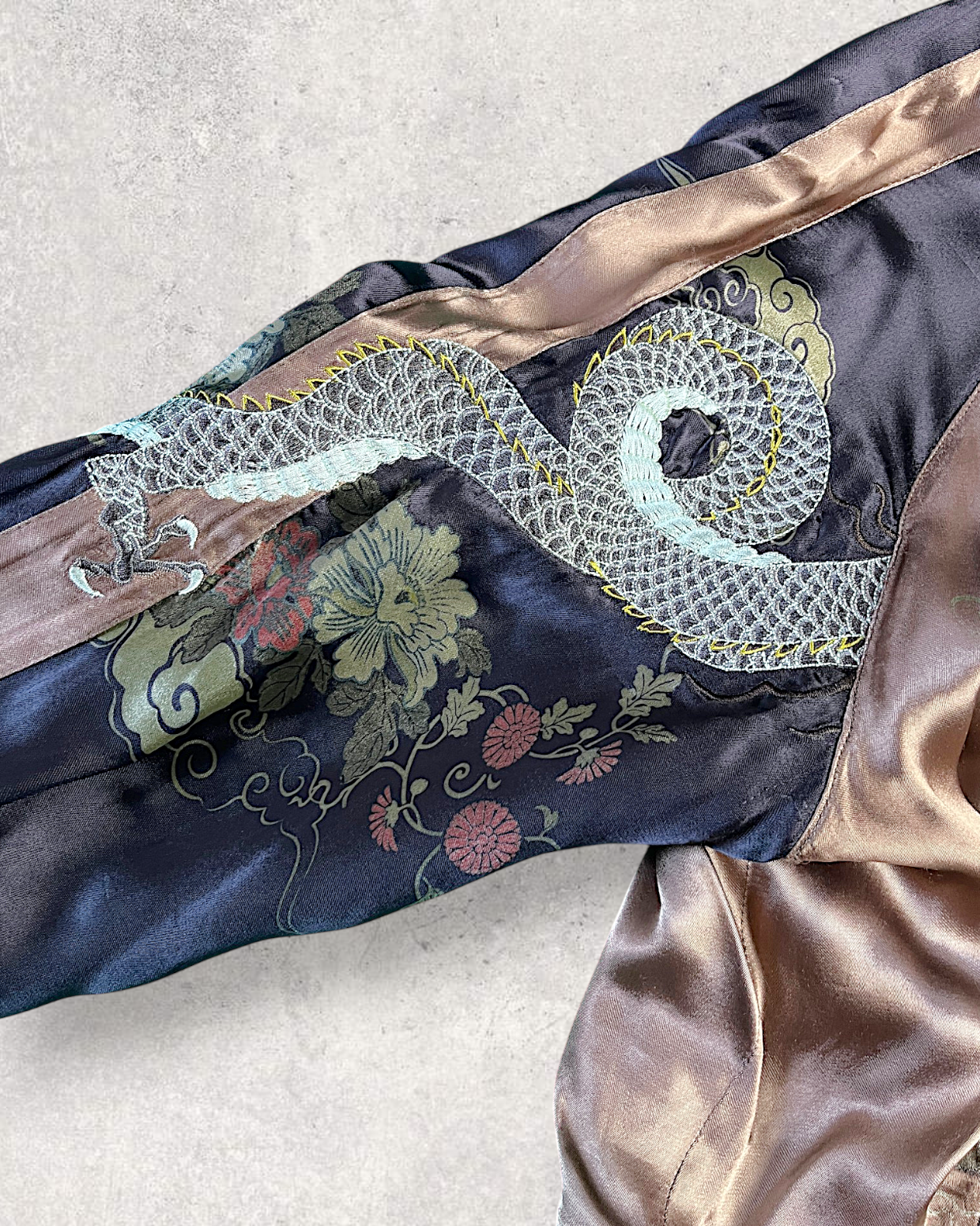 【XXL】 Miyabi Musubi Reversible Sukajan – Dragon & Tiger / Goldfish & Lotus Embroidery Souvenir Jacket