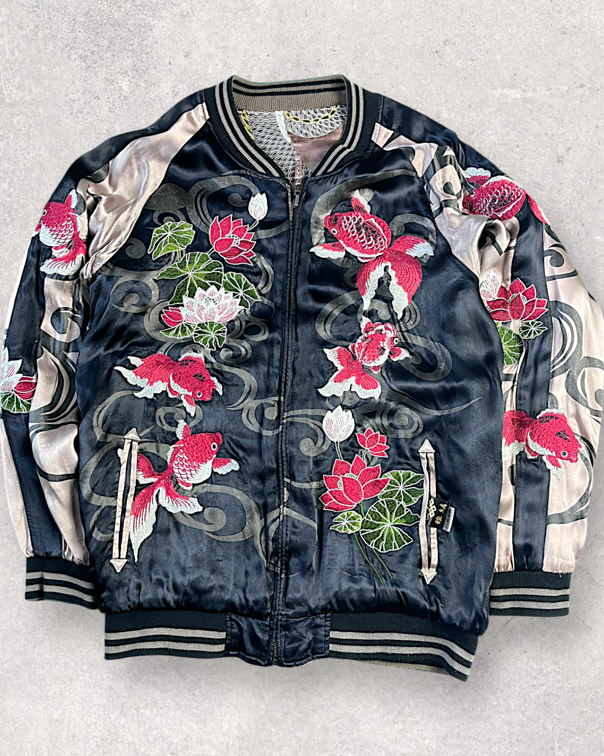 【XXL】 Miyabi Musubi Reversible Sukajan – Dragon & Tiger / Goldfish & Lotus Embroidery Souvenir Jacket