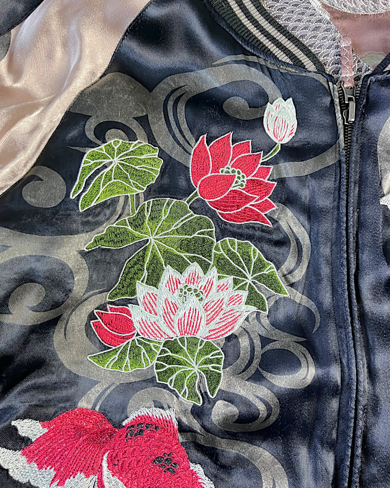 【XXL】 Miyabi Musubi Reversible Sukajan – Dragon & Tiger / Goldfish & Lotus Embroidery Souvenir Jacket