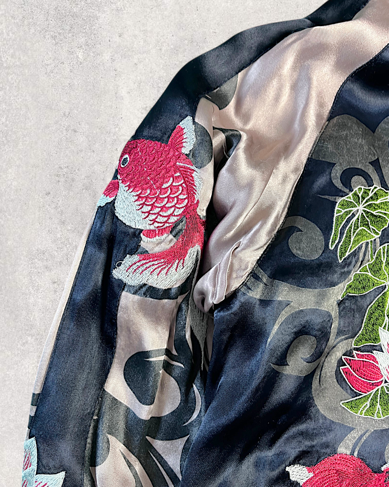 【XXL】 Miyabi Musubi Reversible Sukajan – Dragon & Tiger / Goldfish & Lotus Embroidery Souvenir Jacket