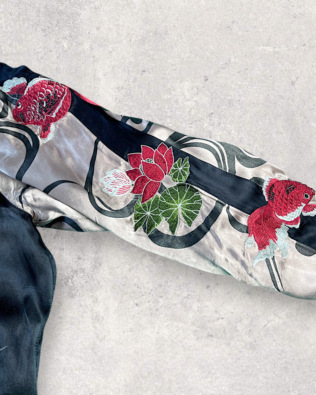 【XXL】 Miyabi Musubi Reversible Sukajan – Dragon & Tiger / Goldfish & Lotus Embroidery Souvenir Jacket