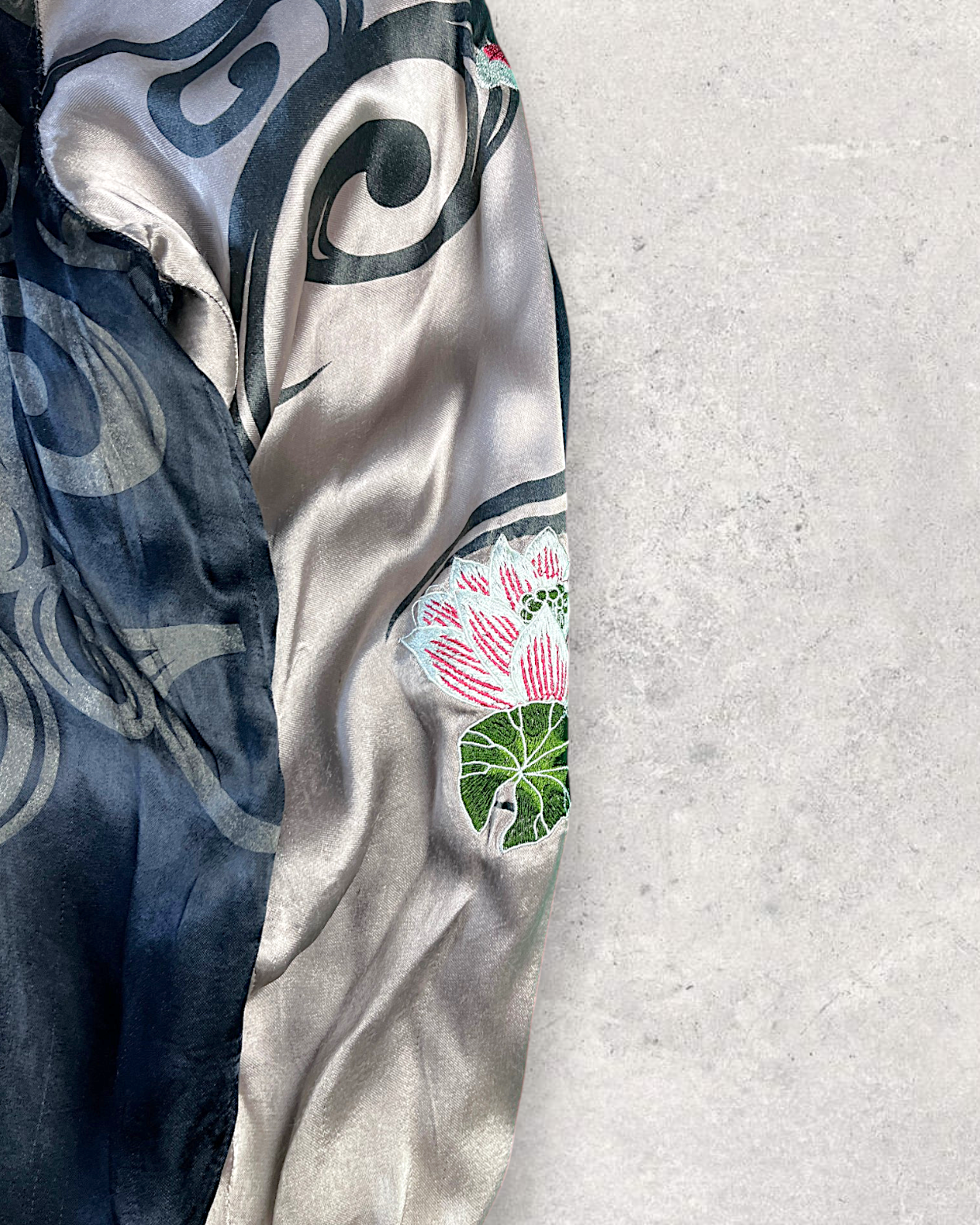 【XXL】 Miyabi Musubi Reversible Sukajan – Dragon & Tiger / Goldfish & Lotus Embroidery Souvenir Jacket