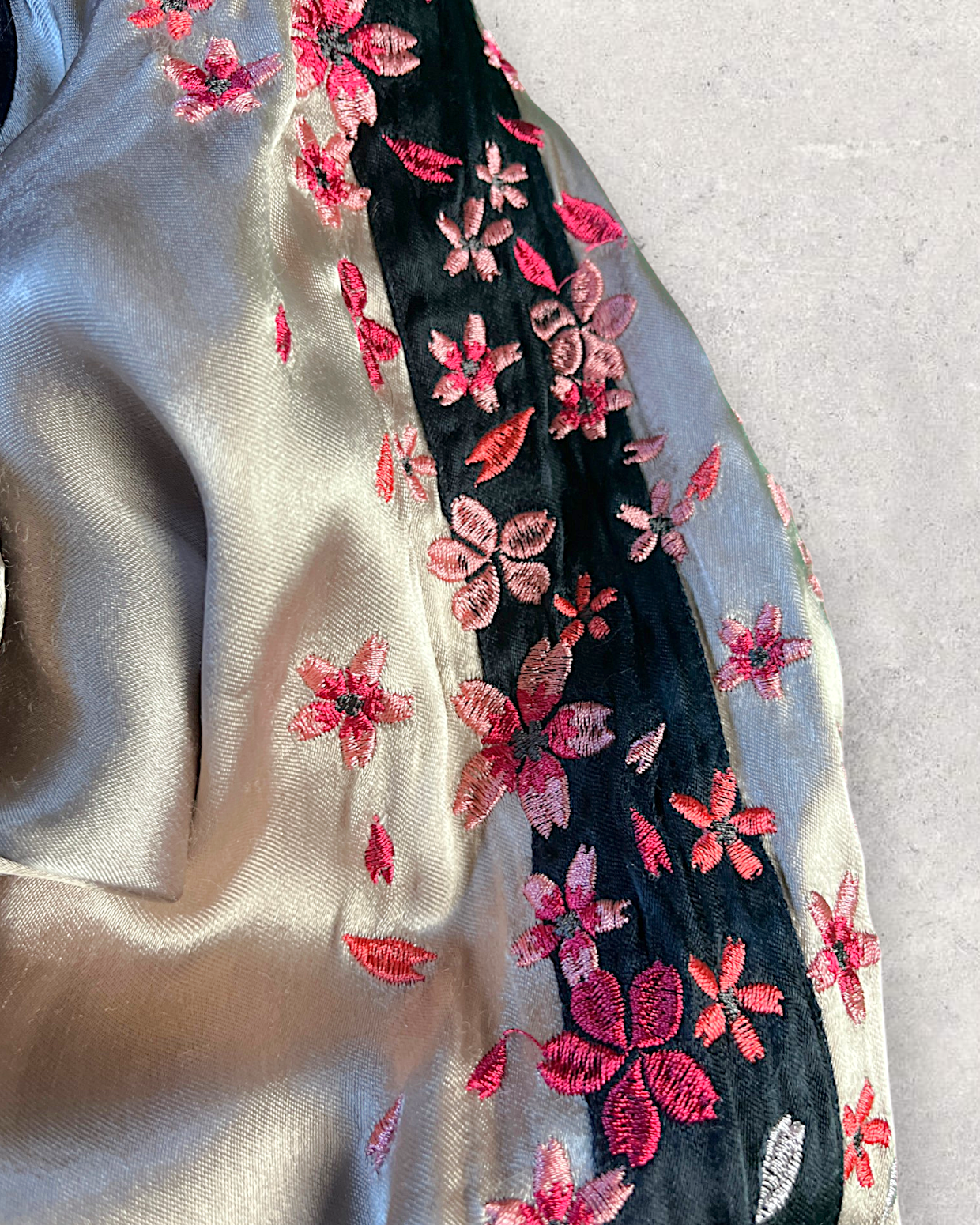 【M】Rare Vintage Reversible Sukajan Jacket “Red Koi & Sakura”