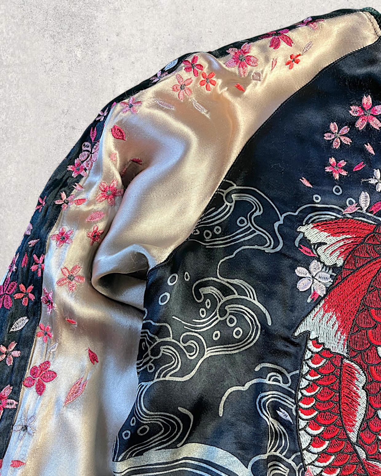 【M】Rare Vintage Reversible Sukajan Jacket “Red Koi & Sakura”