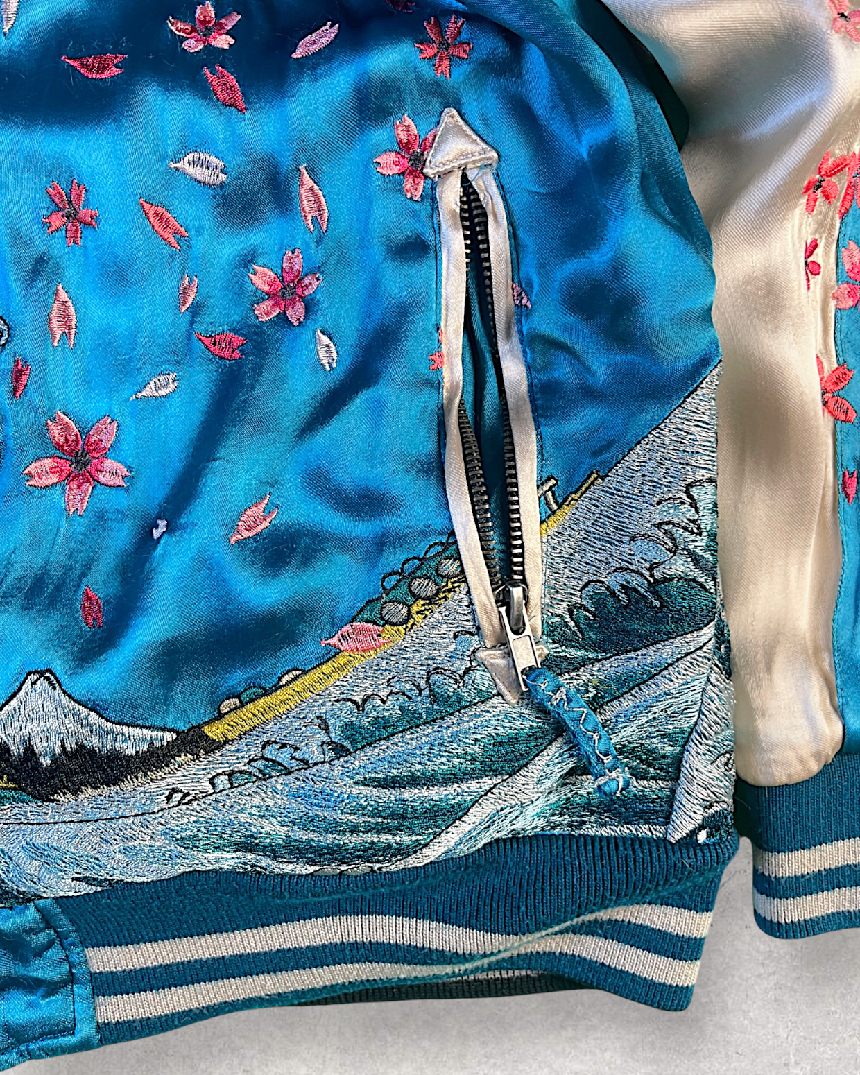 【M】Rare Vintage Reversible Sukajan Jacket “Red Koi & Sakura”