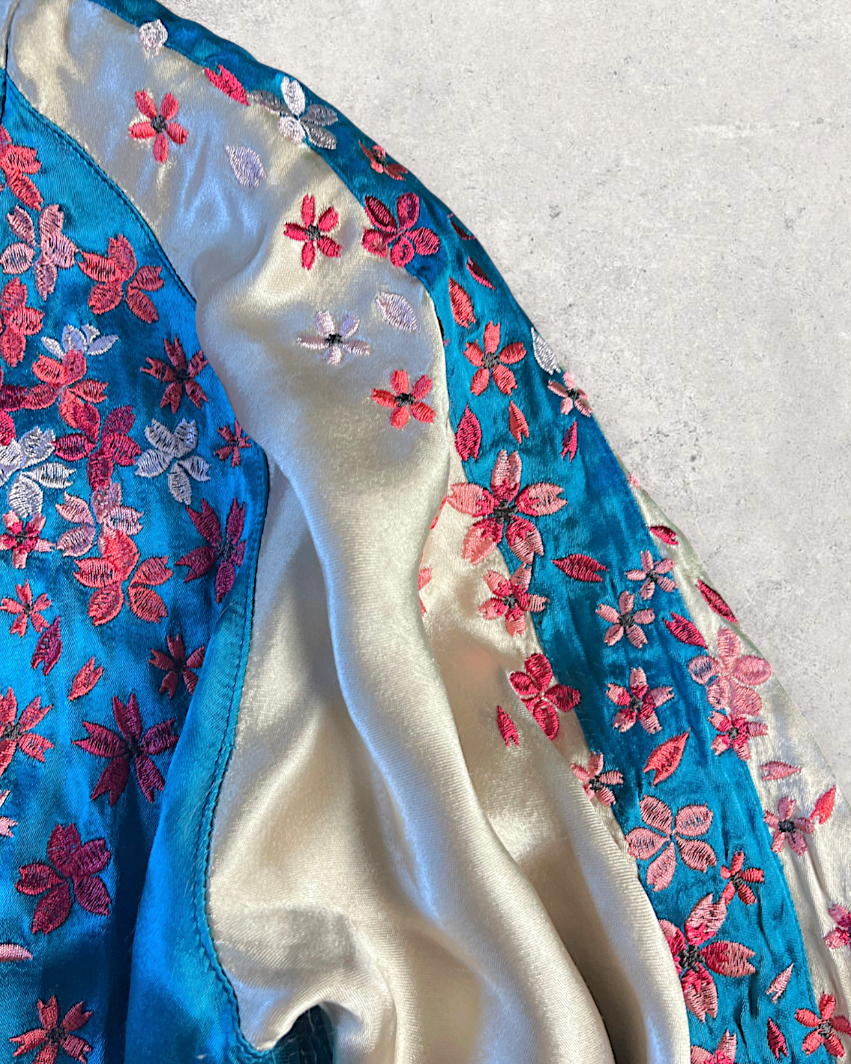 【M】Rare Vintage Reversible Sukajan Jacket “Red Koi & Sakura”