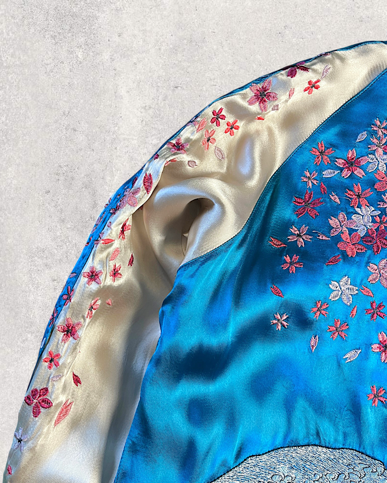 【M】Rare Vintage Reversible Sukajan Jacket “Red Koi & Sakura”