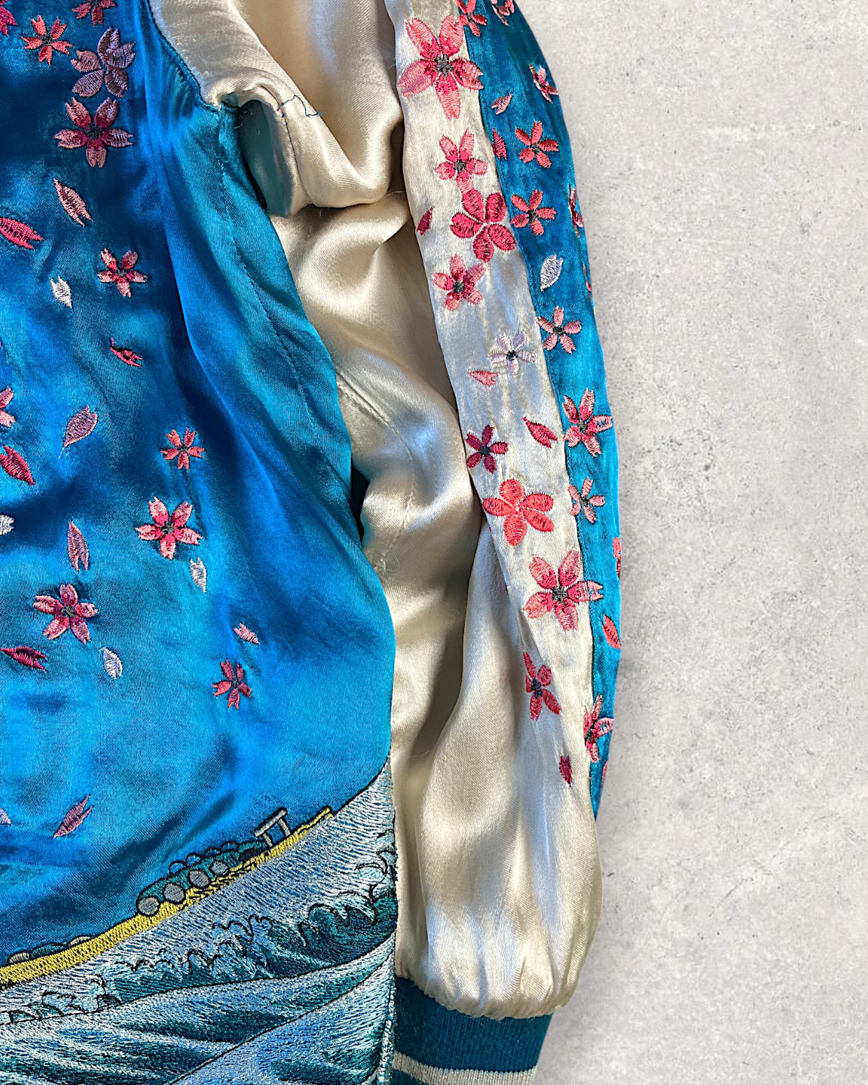 【M】Rare Vintage Reversible Sukajan Jacket “Red Koi & Sakura”