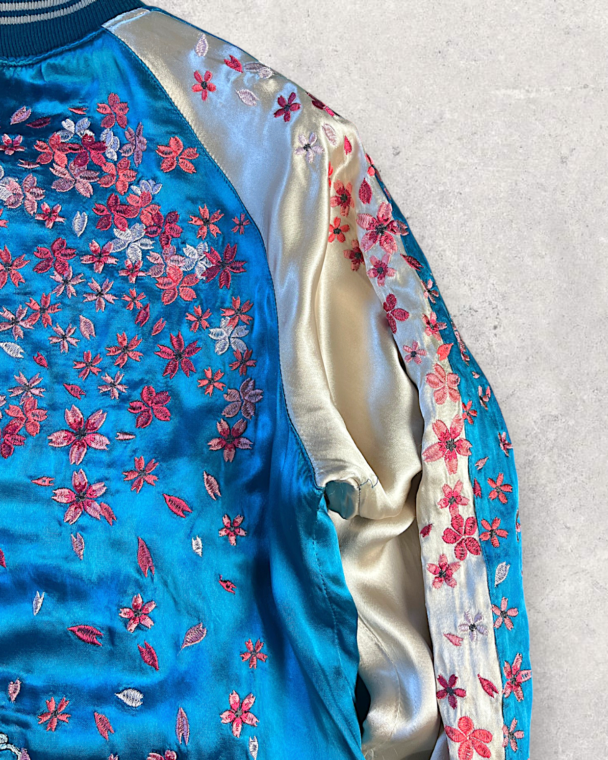 【M】Rare Vintage Reversible Sukajan Jacket “Red Koi & Sakura”
