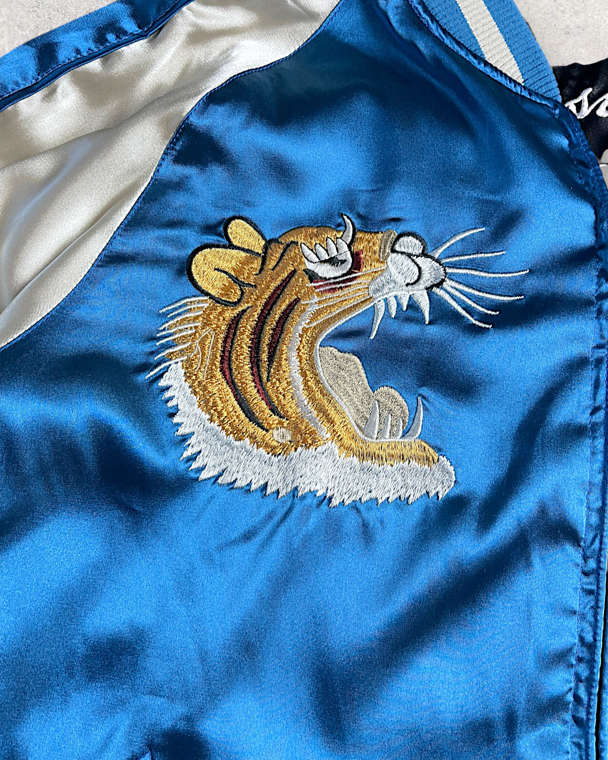 【XXL】Reversible Tiger & Dragon Sukajan Jacket XXL – Japanese Yokosuka Souvenir Jacket with Mt. Fuji Embroidery