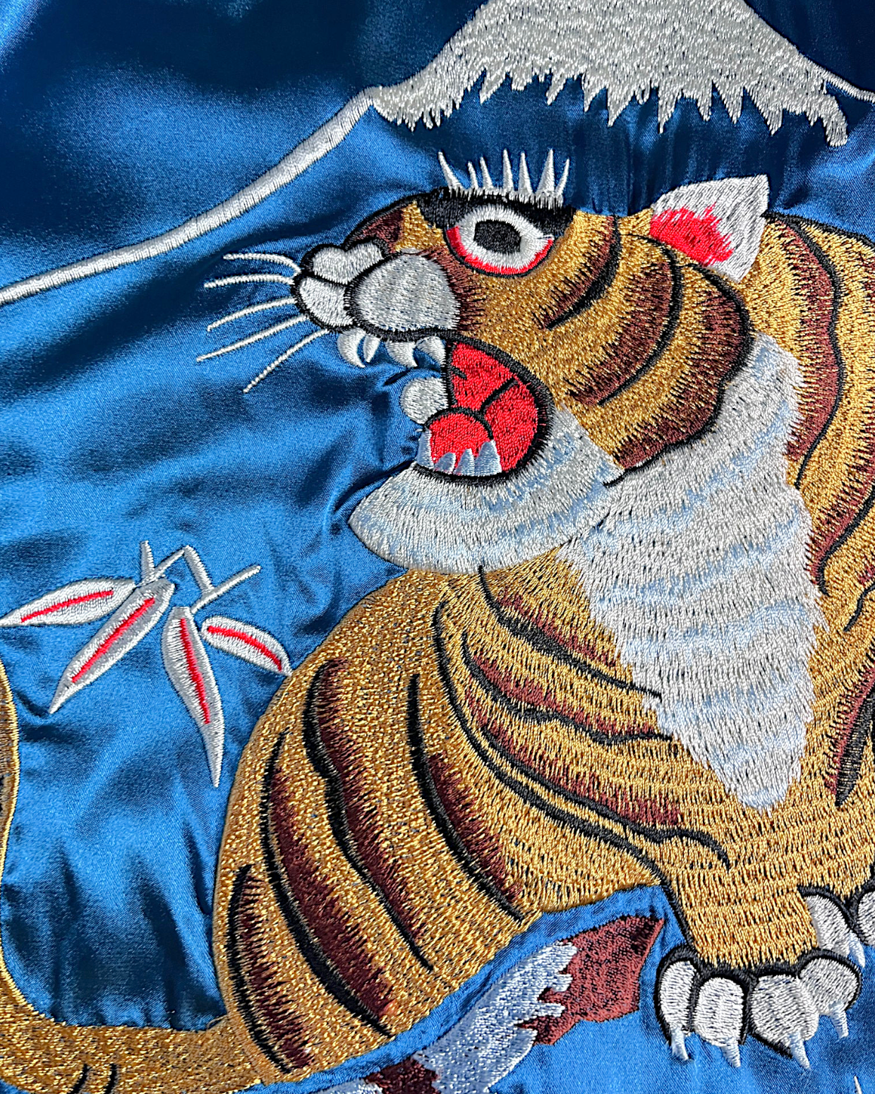 【XXL】Reversible Tiger & Dragon Sukajan Jacket XXL – Japanese Yokosuka Souvenir Jacket with Mt. Fuji Embroidery