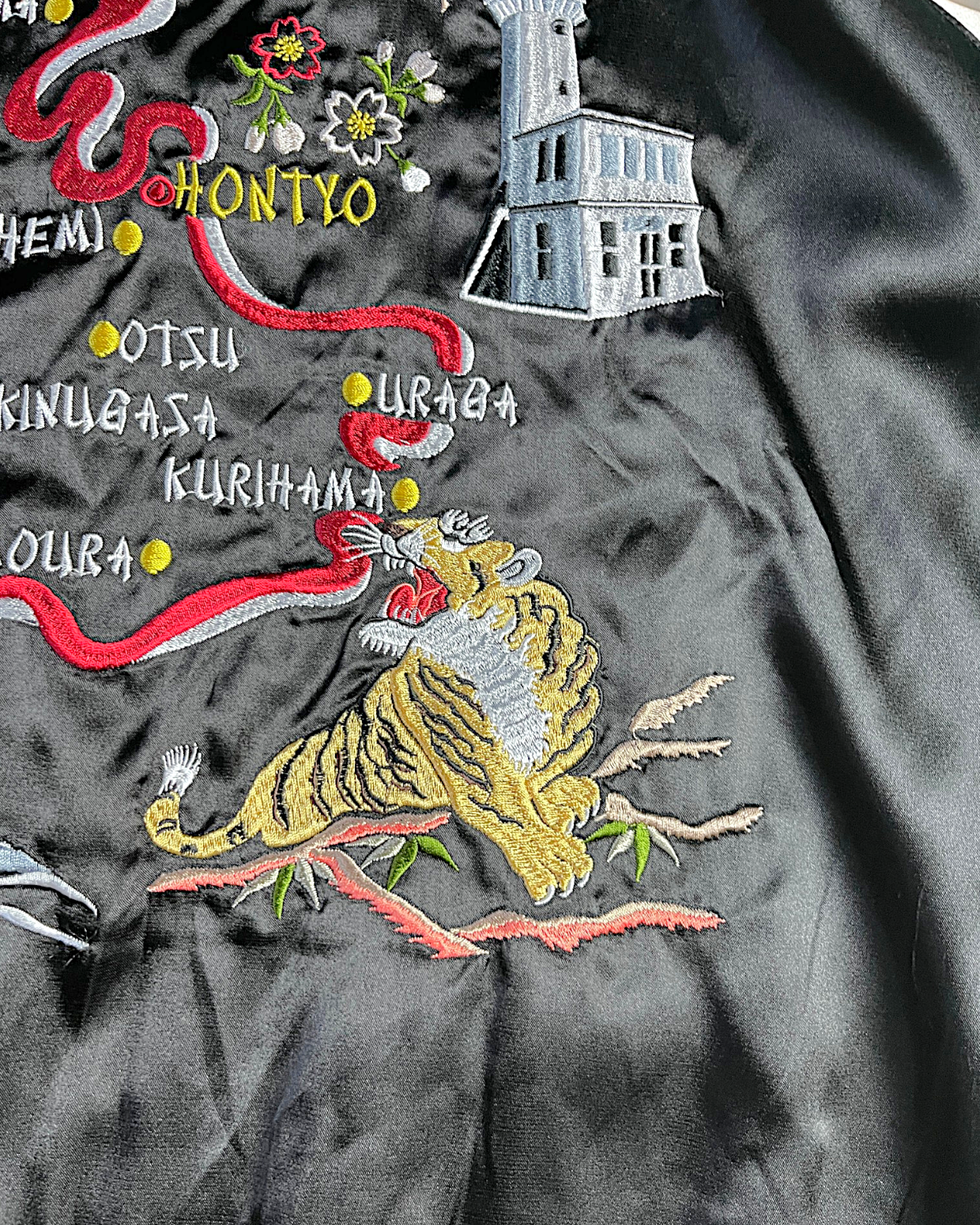【XXL】Reversible Tiger & Dragon Sukajan Jacket XXL – Japanese Yokosuka Souvenir Jacket with Mt. Fuji Embroidery
