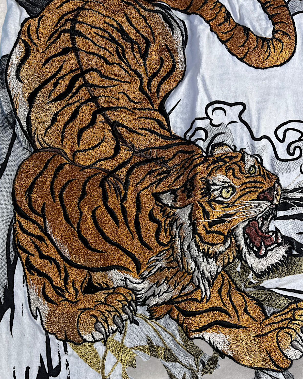 【XL】Karakuri Tamashii Embroidered Dragon & Tiger T-Shirt XL – Rare Japanese Wagara Tee