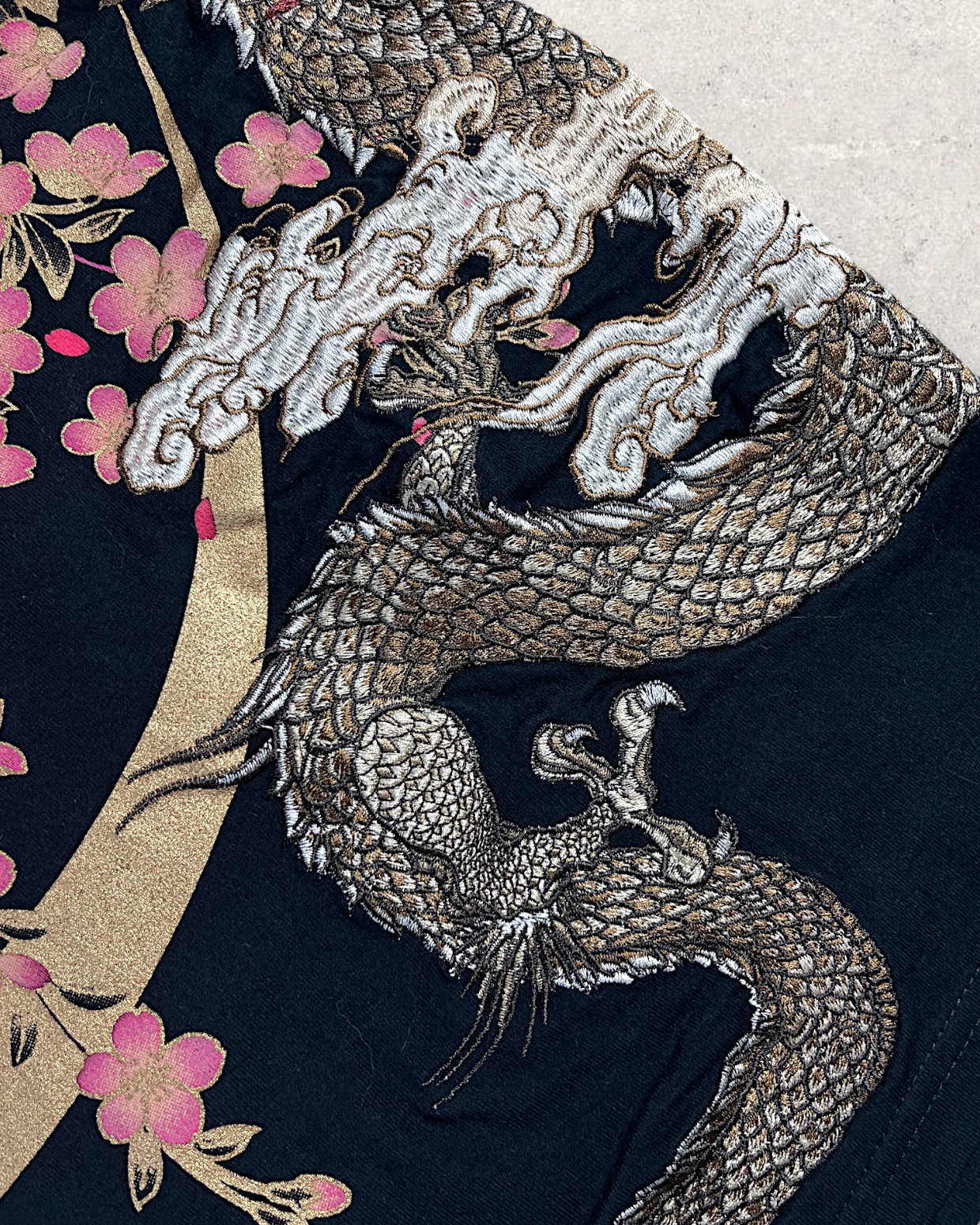 【XL&XXL】Karakuri Tamashii Rare Embroidered Dragon T-Shirt XL – Premium Japanese Wagara Tee with Sakura