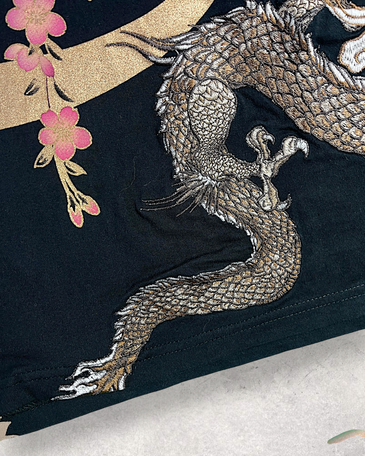 【XL&XXL】Karakuri Tamashii Rare Embroidered Dragon T-Shirt XL – Premium Japanese Wagara Tee with Sakura