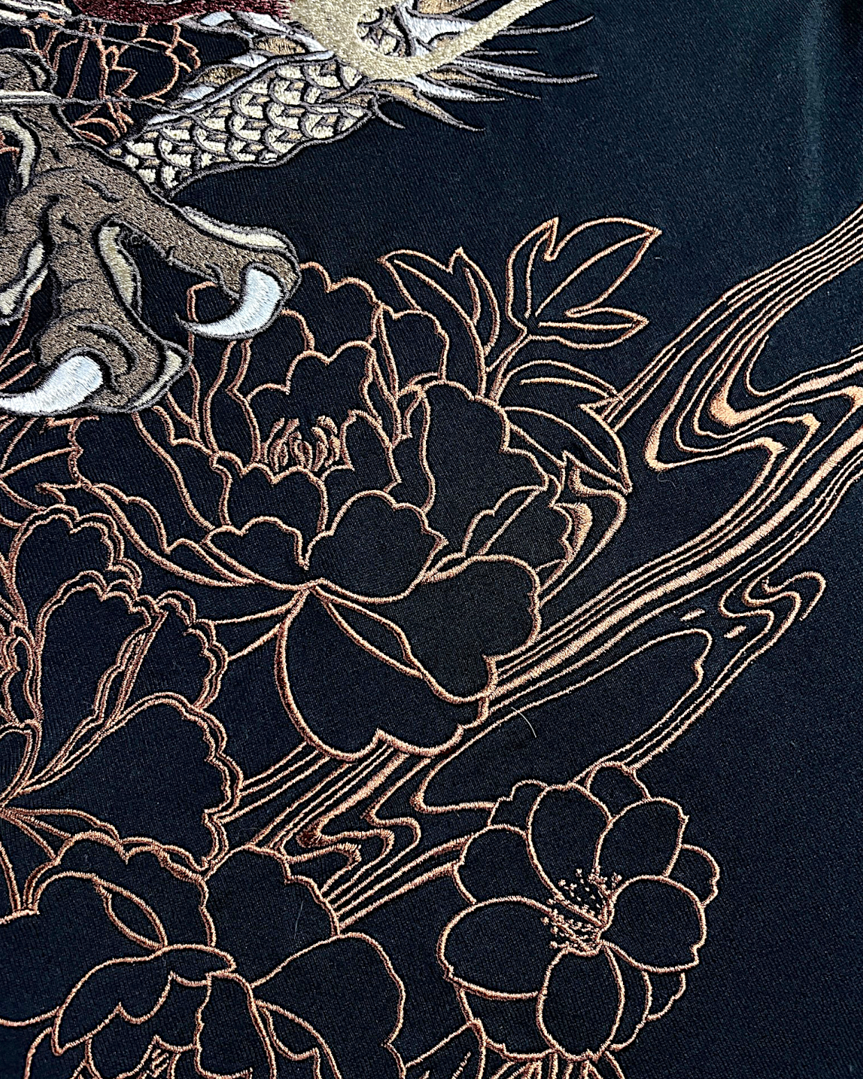 【XXL】Karakuri Tamashii Dragon T-Shirt XL – New Japanese Wagara Tee with Moon & Peony Embroidery