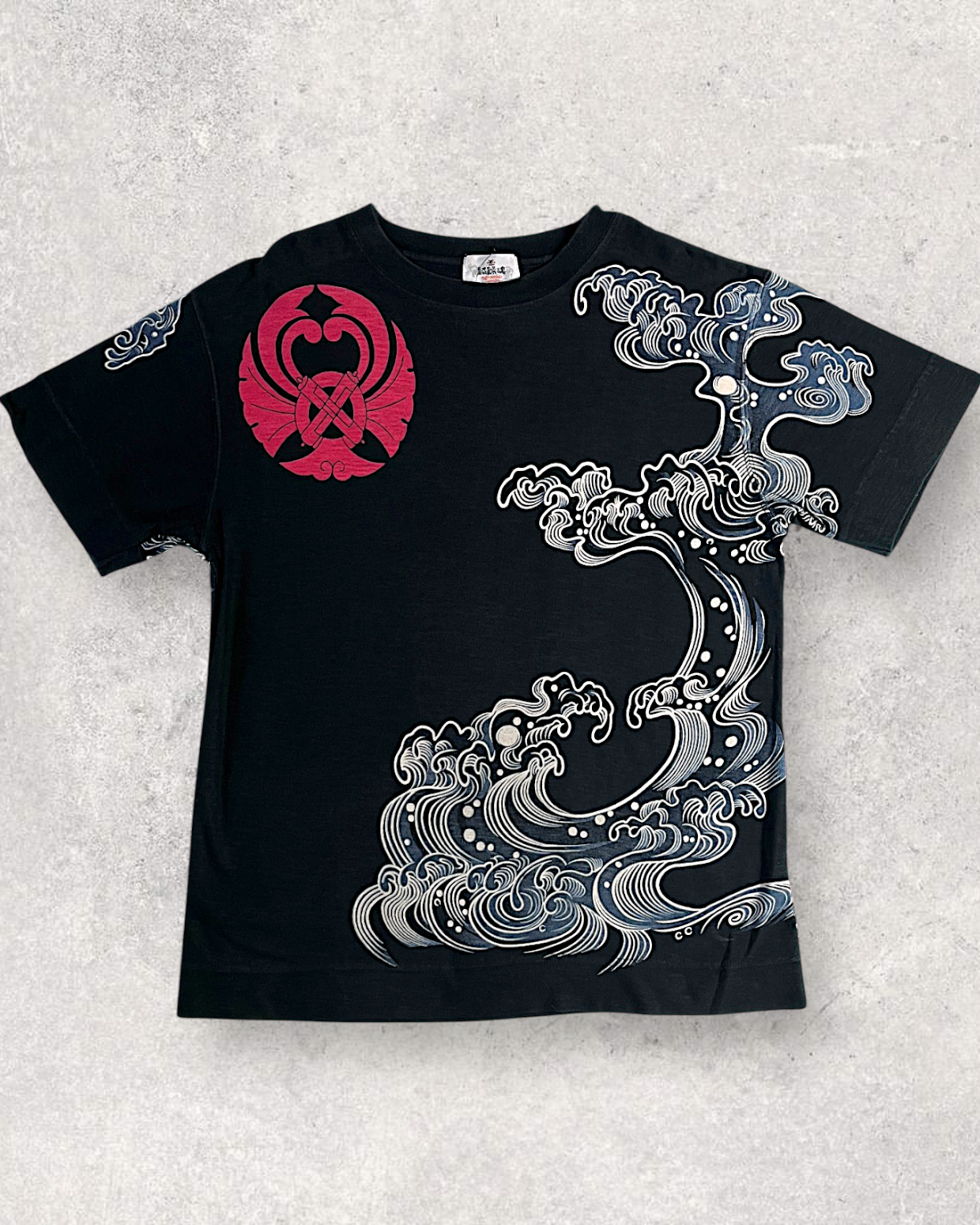 【M】Japanese Koi Wagara T-Shirt M – Black Koi Fish Graphic Tee with Traditional Wave Design