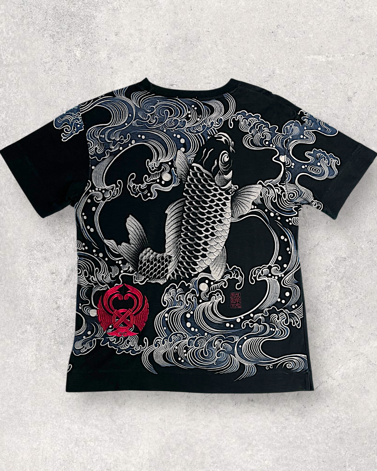 【M】Japanese Koi Wagara T-Shirt M – Black Koi Fish Graphic Tee with Traditional Wave Design