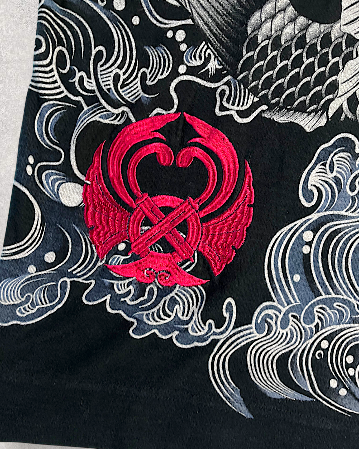 【M】Japanese Koi Wagara T-Shirt M – Black Koi Fish Graphic Tee with Traditional Wave Design