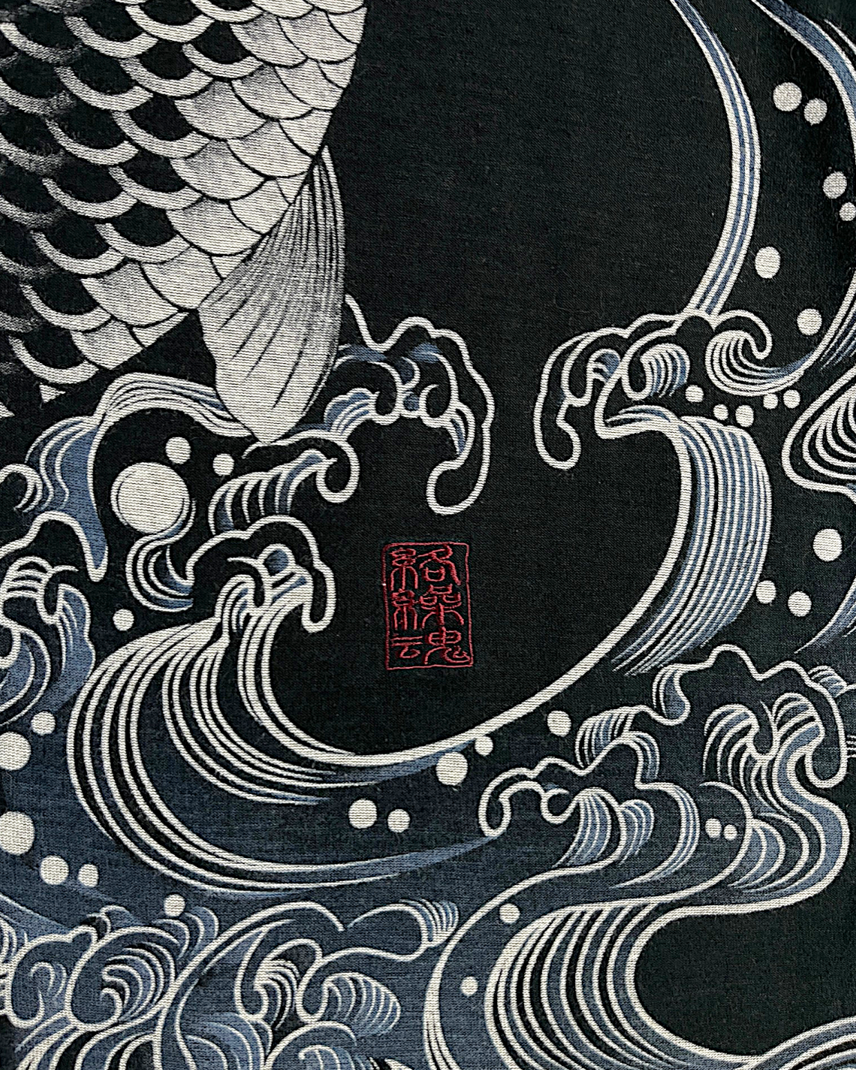 【M】Japanese Koi Wagara T-Shirt M – Black Koi Fish Graphic Tee with Traditional Wave Design