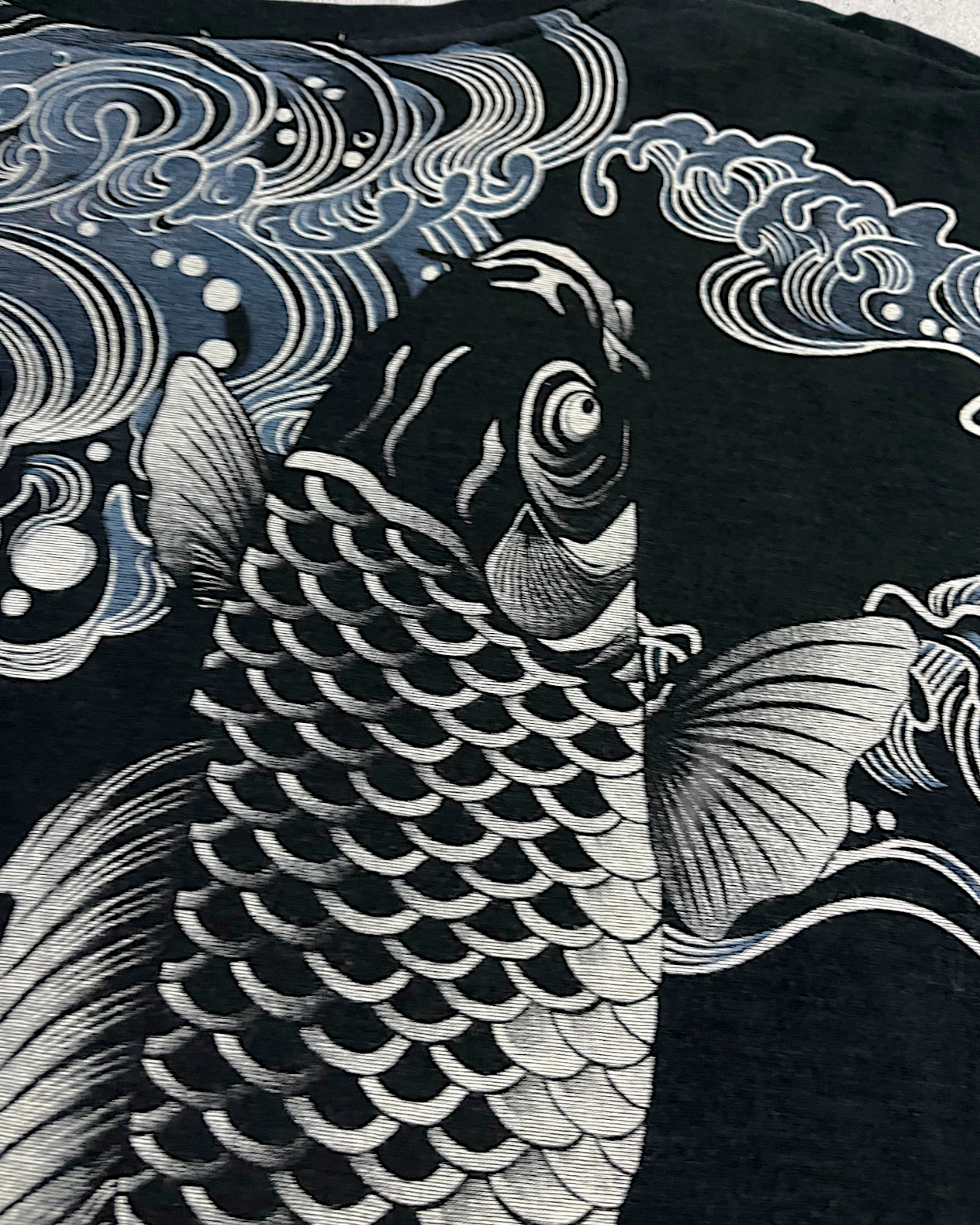【M】Japanese Koi Wagara T-Shirt M – Black Koi Fish Graphic Tee with Traditional Wave Design